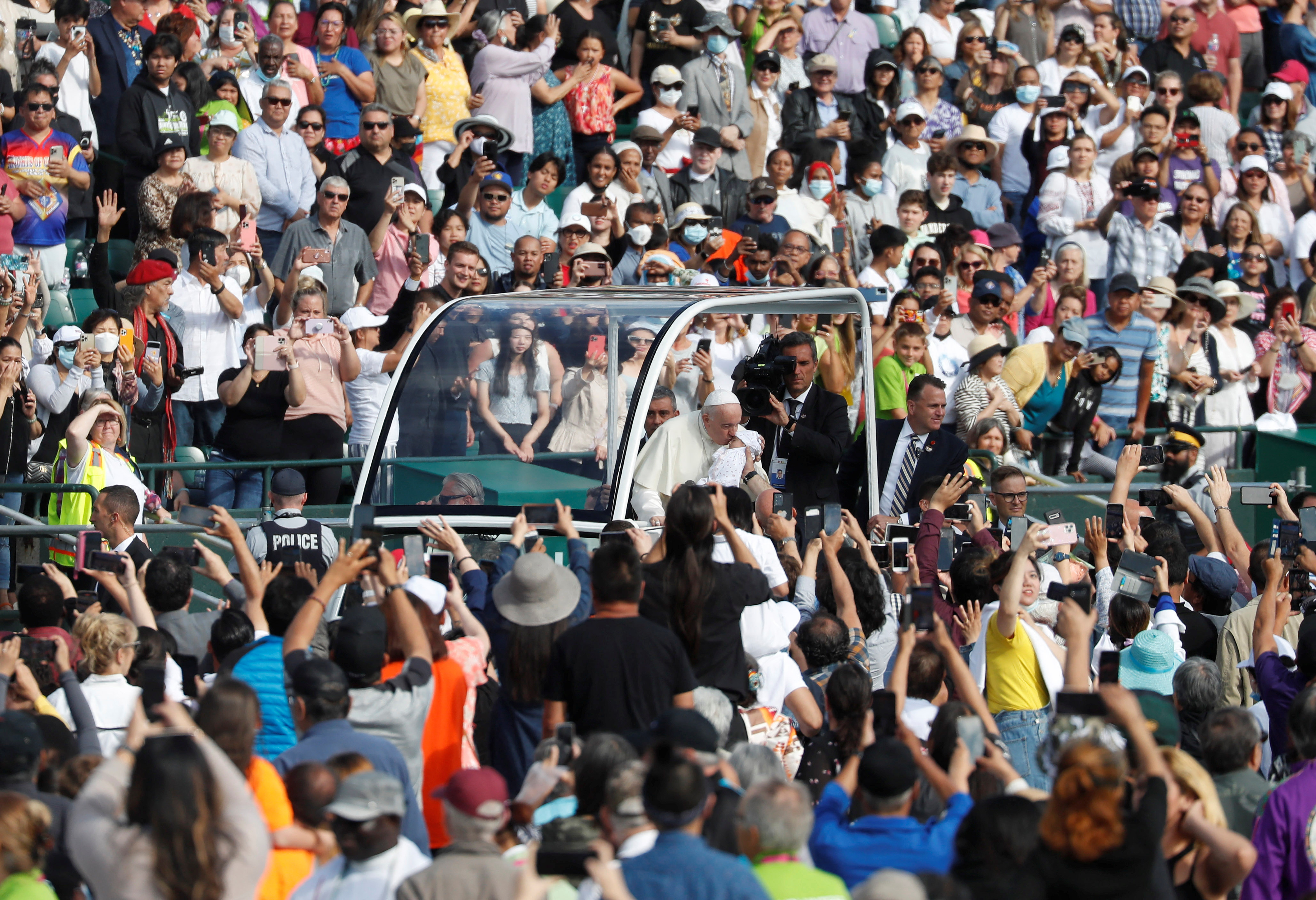 El papa Francisco besa a un niño a su llegada al estadio Commonwealth de Edmonton, Alberta, Canadá (REUTERS/Todd Korol)
