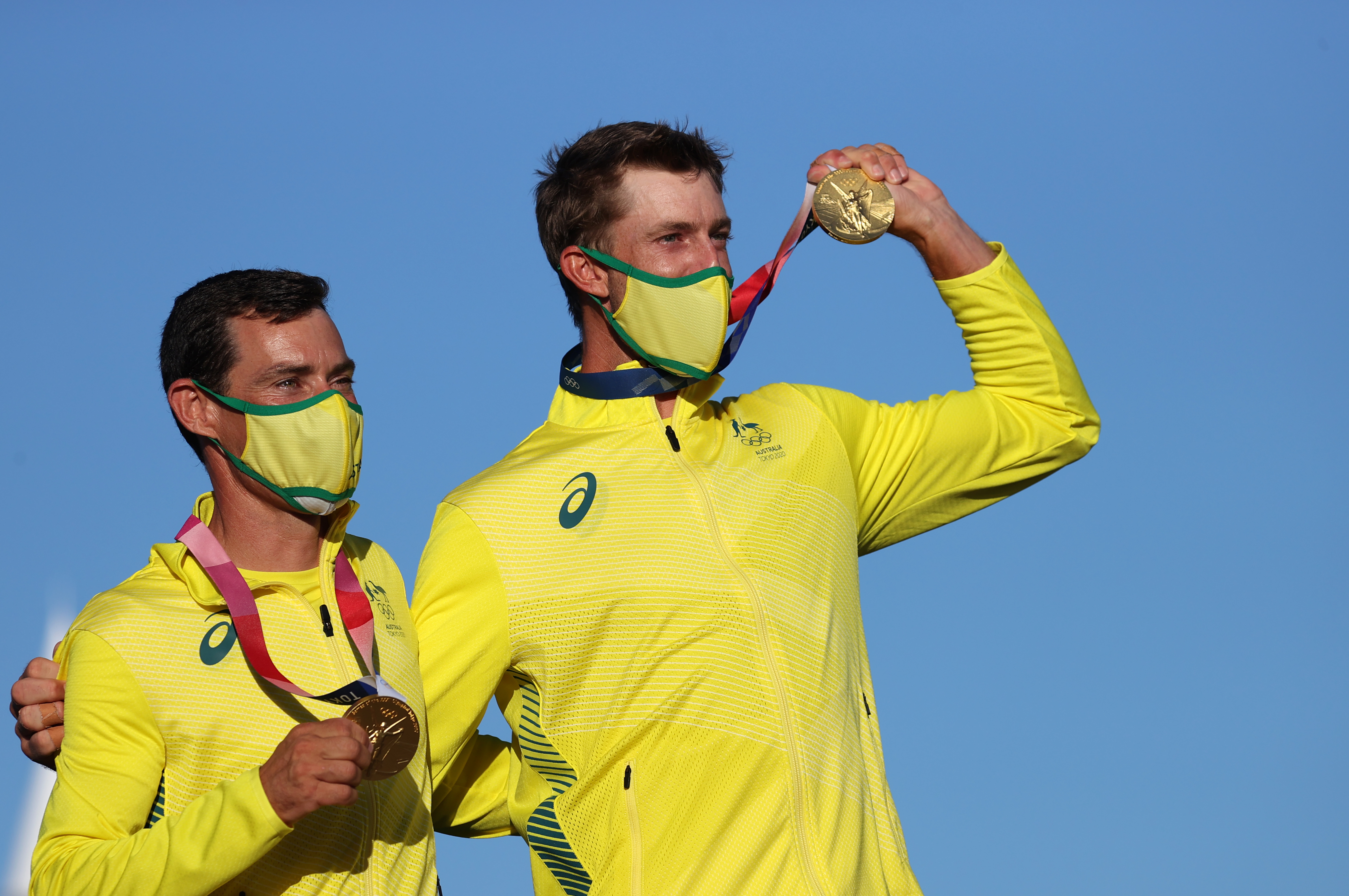 Los medallistas de oro Mathew Belcher y Will Ryan de Australia festejan su triunfo en la disciplina de vela.