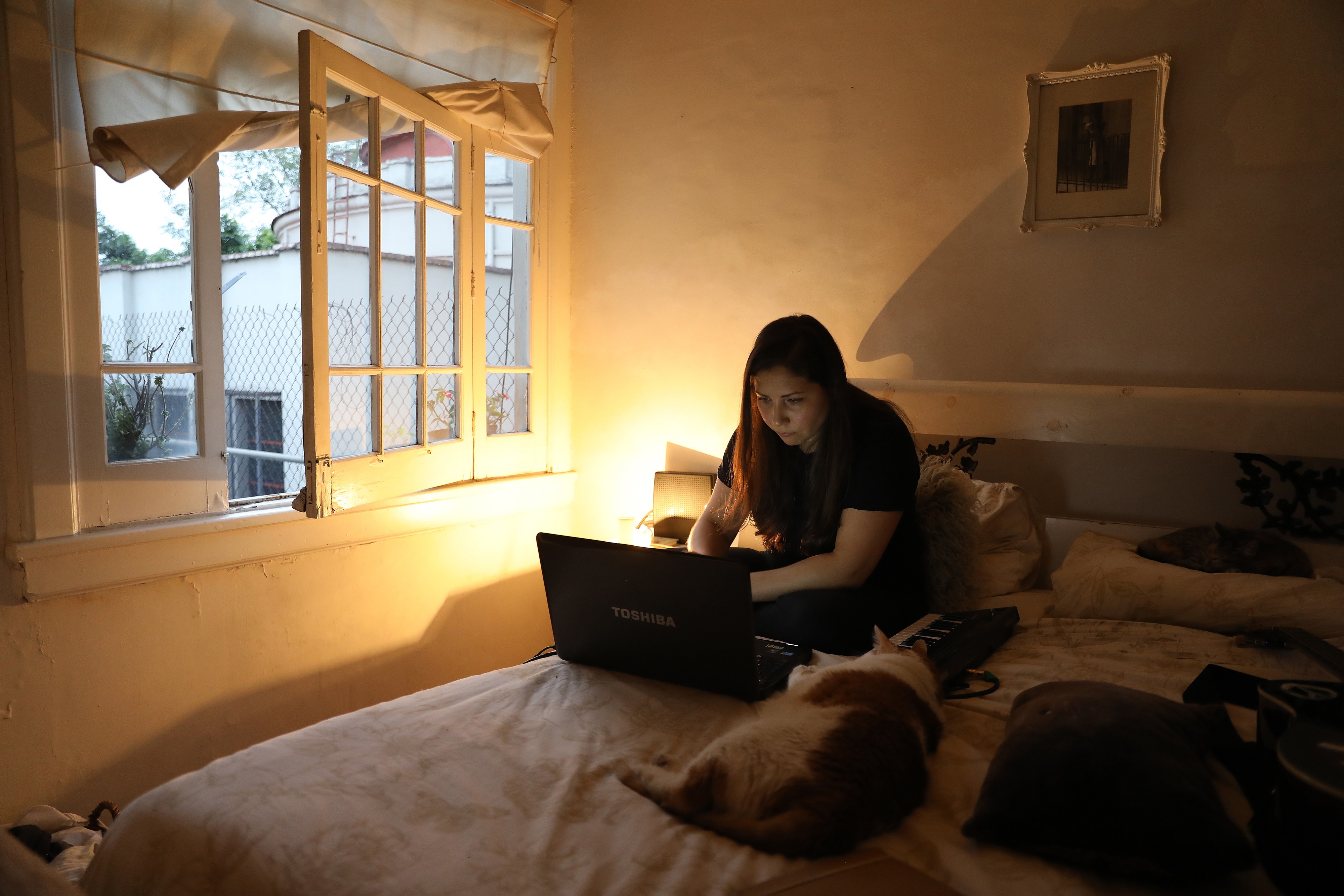 Una joven en compañía de su mascota en la vivienda que habita (EFE/Sáshenka Gutiérrez)