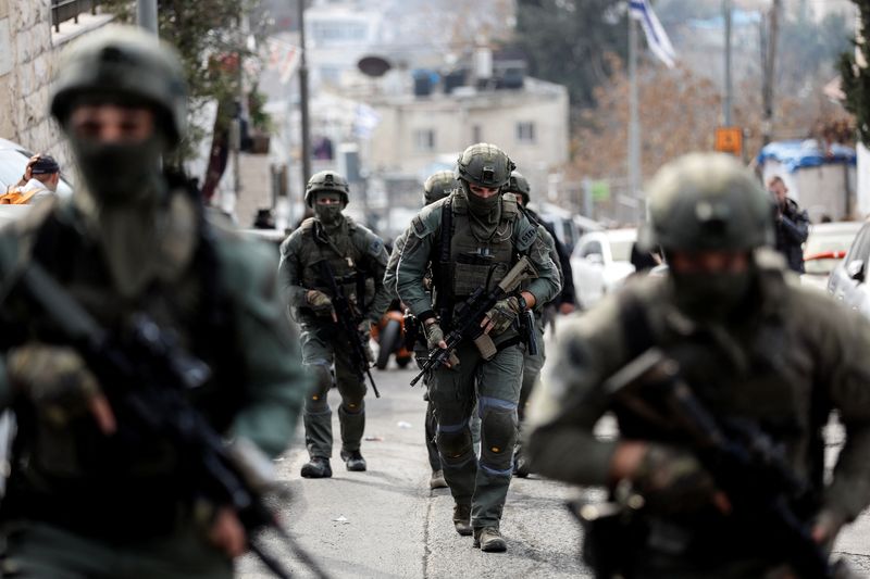 Personal de seguridad israelí trabaja en el lugar donde se ha producido un presunto tiroteo, según un portavoz de la policía, a las afueras de la Ciudad Vieja de Jerusalén, 28 de enero de 2023. REUTERS/Ammar Awad