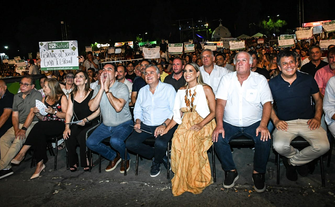 Una de las pocas fotos en las que se lo ve a Facundo Manes sentado cerca de Gerardo Morales y Gustavo Valdés en el Festival Nacional del Chamamé en Corrientes. (Gentileza: Corrientes GP)