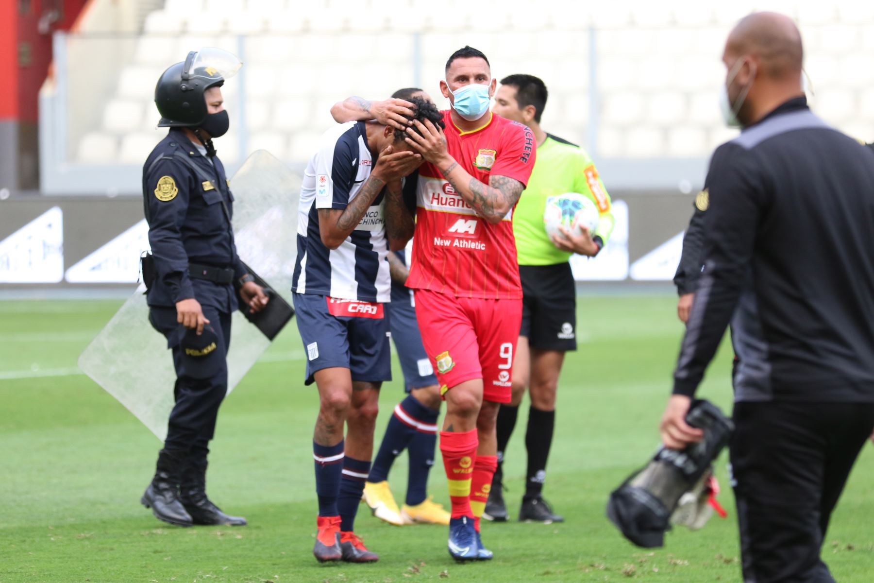 Momento del consuelo de los jugadores de Sport Huancayo a los de Alianza Lima por el descenso. | Foto: Liga 1