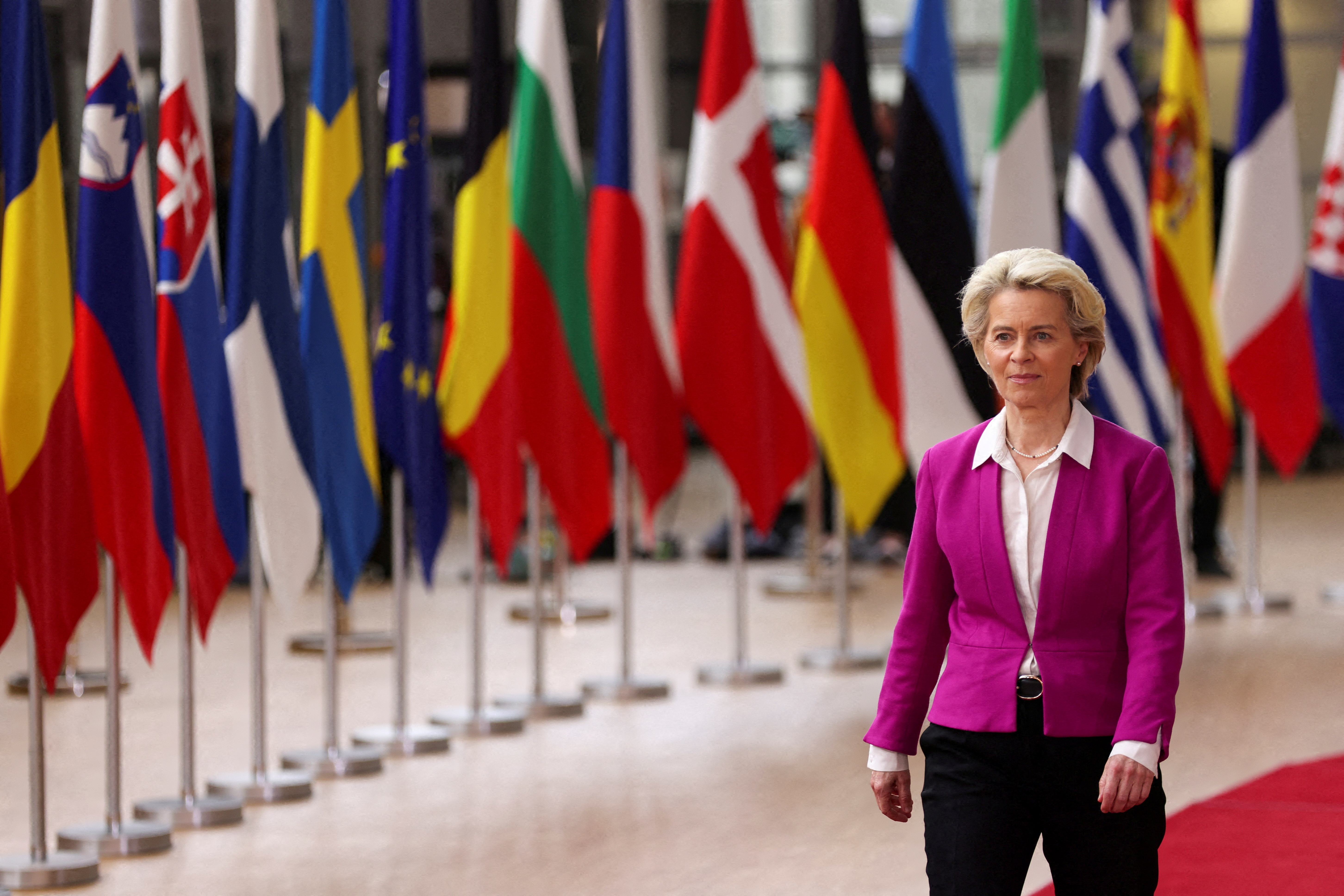 FOTO DE ARCHIVO: La presidenta de la Comisión Europea, Ursula von der Leyen, llega a la cumbre de líderes de la Unión Europea, mientras los líderes de la UE intentan llegar a un acuerdo sobre las sanciones petroleras rusas en respuesta a la invasión rusa de Ucrania, en Bruselas, Bélgica, el 30 de mayo de 2022. REUTERS/Johanna Geron