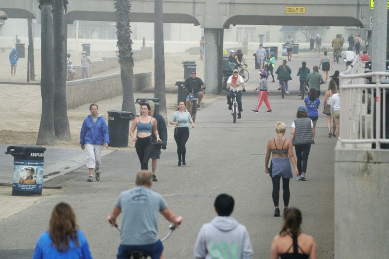 Ciclistas y peatones pasean a lo largo de la playa municipal de Huntington durante el brote de la enfermedad del nuevo coronavirus (COVID-19) en Huntington Beach, California, EEUU, el 25 de abril de 2020 (Foto: REUTERS/Kyle Grillot)