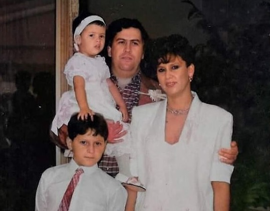 Pablo Escobar junto a su esposa Victoria Eugenia Henao Vallejo, su hijo Juan Pablo y su hija Manuel en 1986 (Foto: Instagram Juan Pablo Escobar Henao)