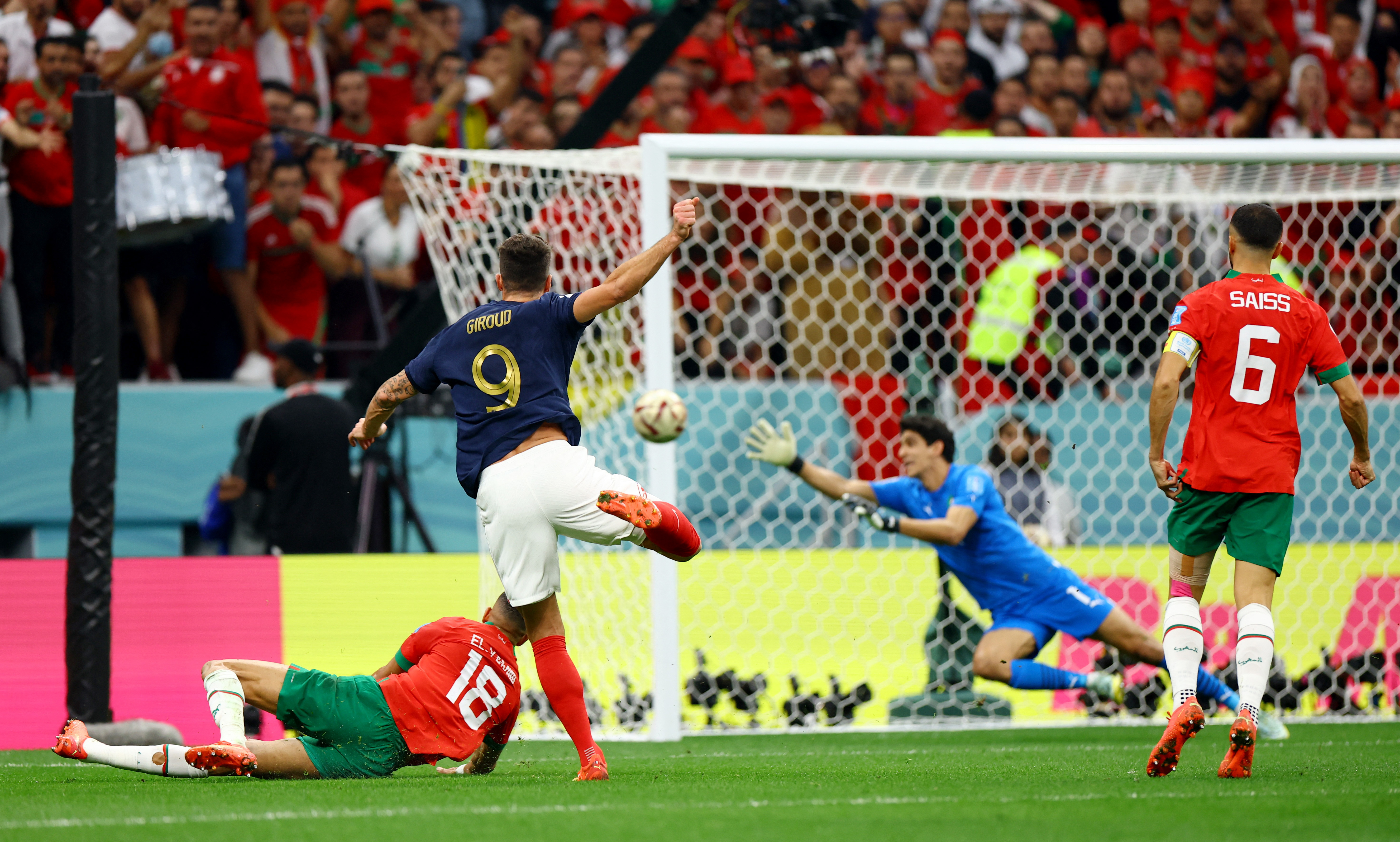 Olivier Giroud estrelló un remate en el palo que podría haber sido el segundo gol de Francia en la semifinal del Mundial ante Marruecos (REUTERS/Molly Darlington)