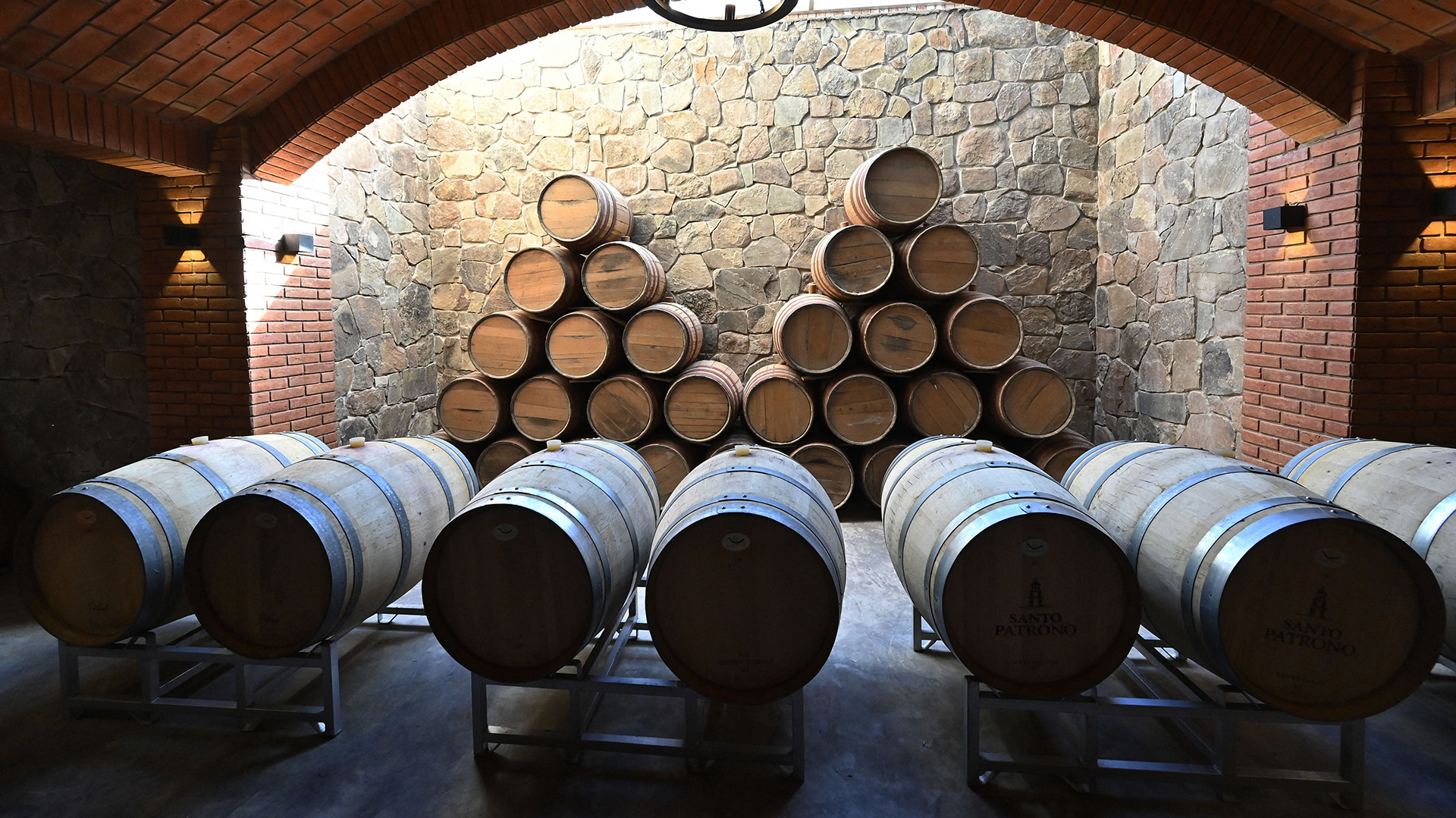 Toneles en la bodega Kuhlmann. Los vinos bolivianos de altura aspiran a hacerse un espacio en el mercado internacional.