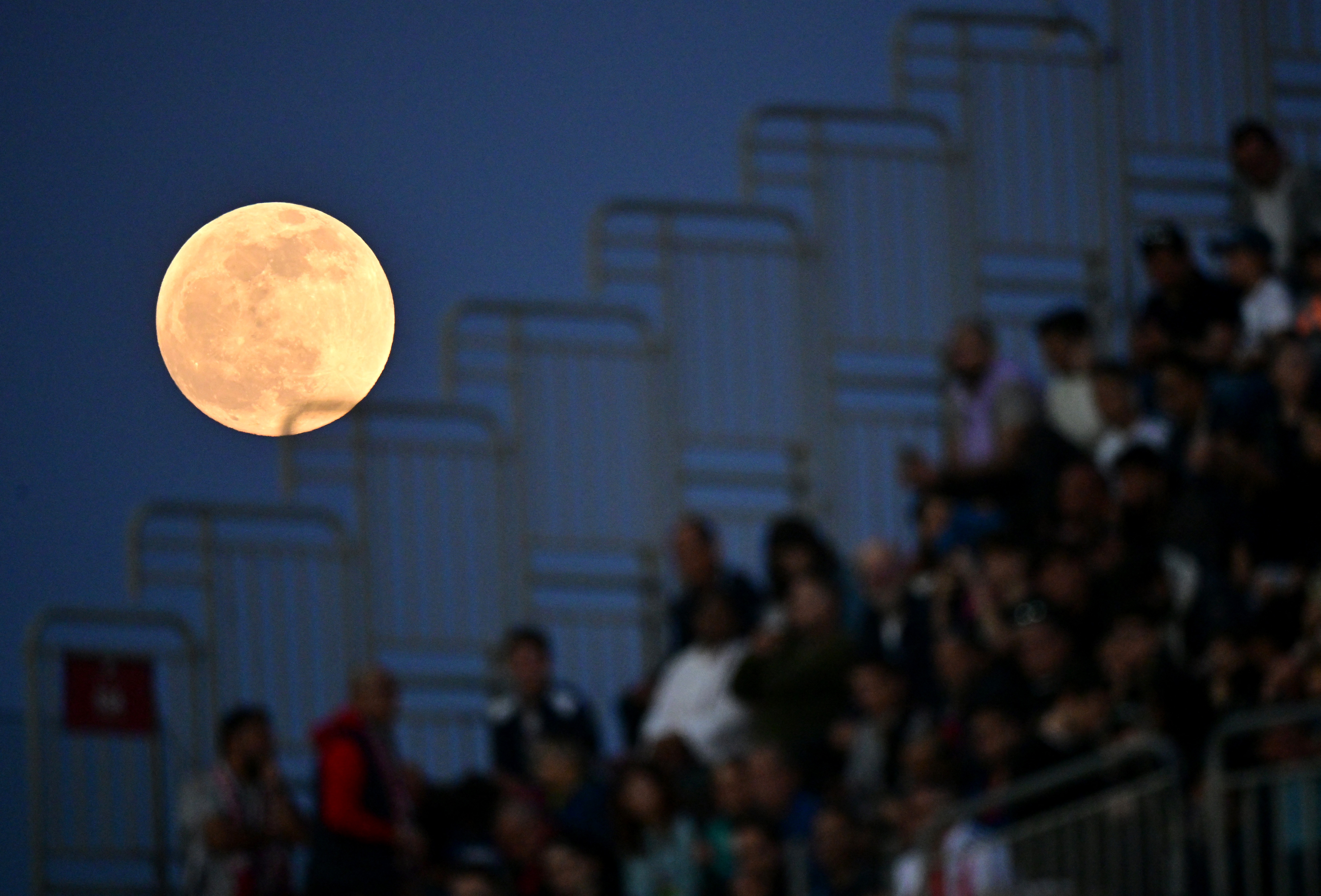 La Luna durante el partido de fútbol de Cagliari vs Inter de Milan (REUTERS/Alberto Lingria)
