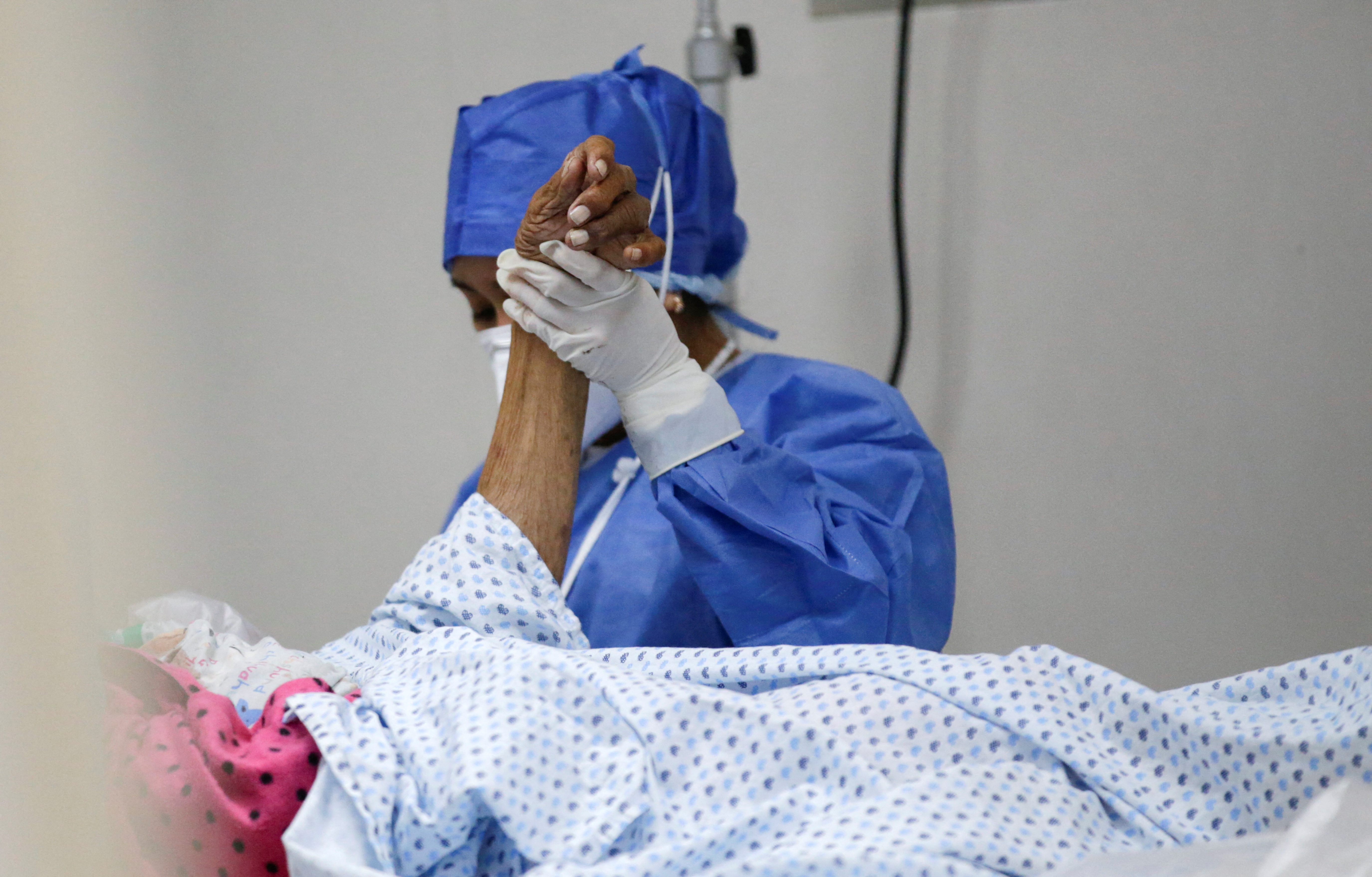 Un médico asiste a un paciente en un hospital del país. (Foto: Archivo/Reuters/Daniel Becerril)