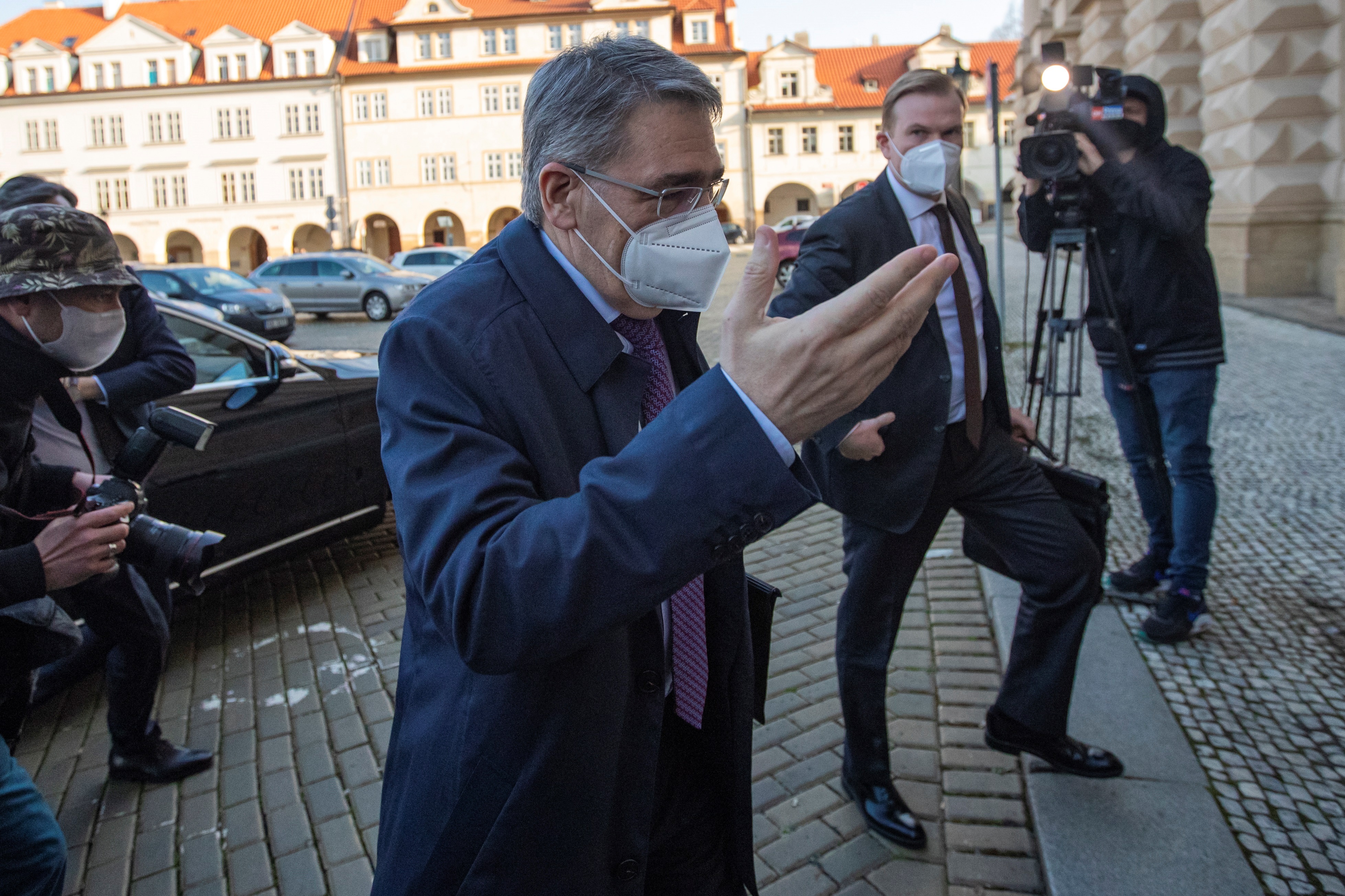 El embajador ruso en la República checa, Aleksandr Zmeyevskiy (i) a su llegada a la sede del ministerio de Asuntos Exteriores checo en Praga, para analizar la crisis desencadenada entre los dos paises. EFE/EPA/MARTIN DIVISEK
