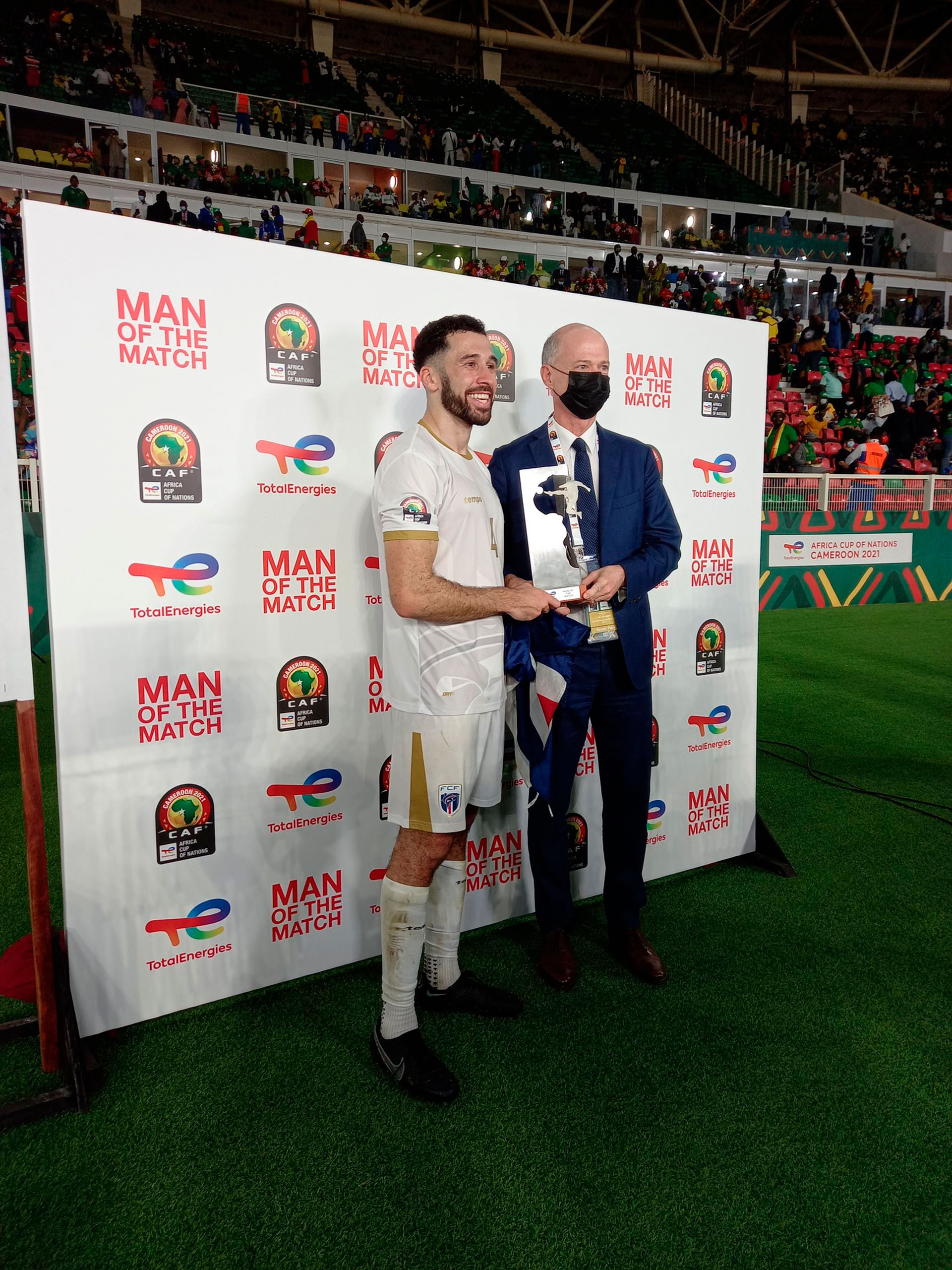 Lopes recibe el premio al jugador del partido luego del empate 1-1 con Camerún