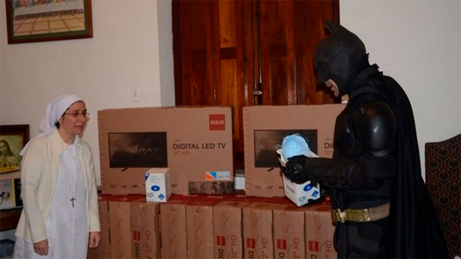 La Plata: robaron los televisores que el Batman solidario había donado para  el Hospital de Niños - Infobae