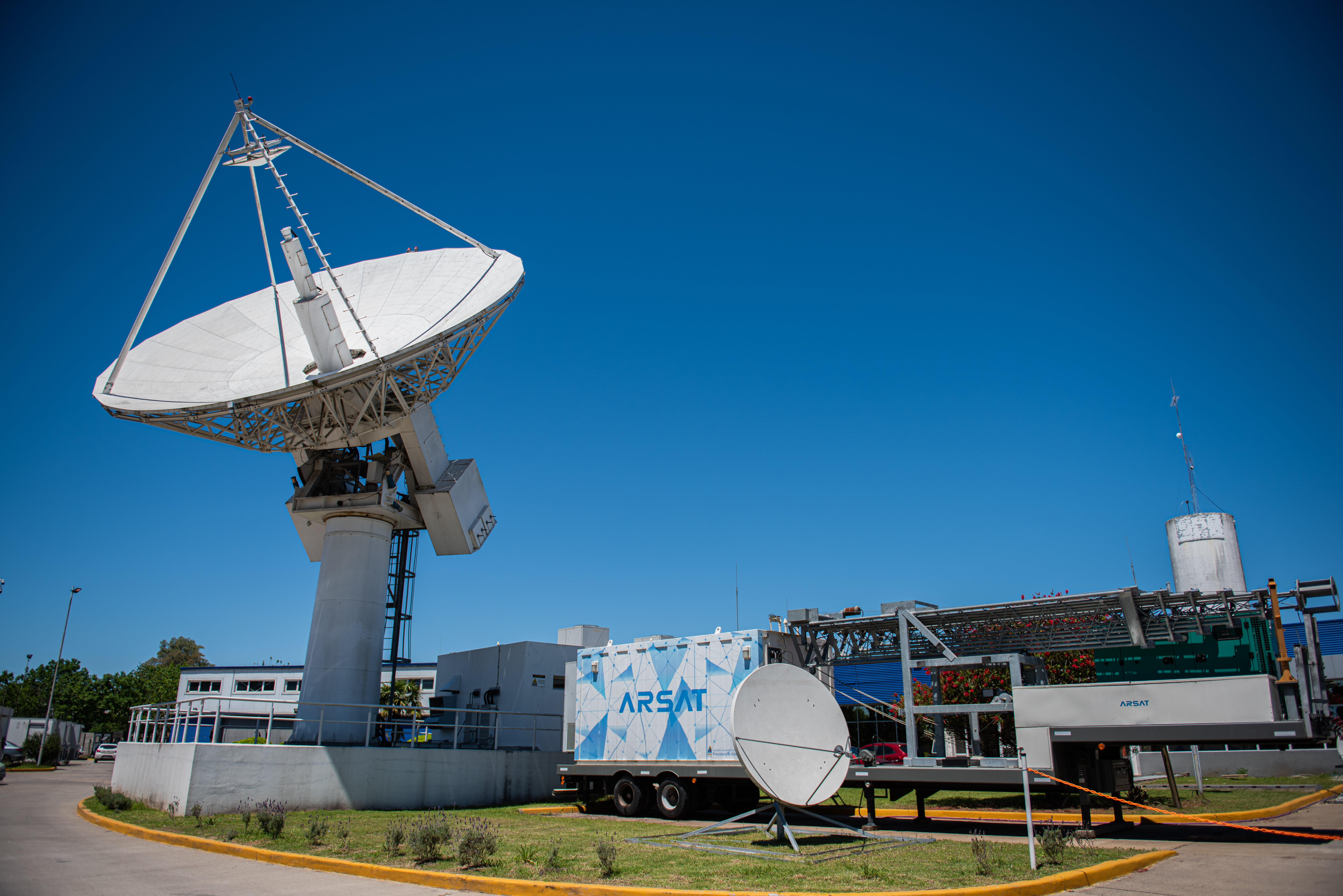 ARSAT es una empresa de telecomunicaciones del Estado Argentino que brinda servicios de transmisión de datos, telefonía y televisión por medio de infraestructura terrestre, aérea y espacial