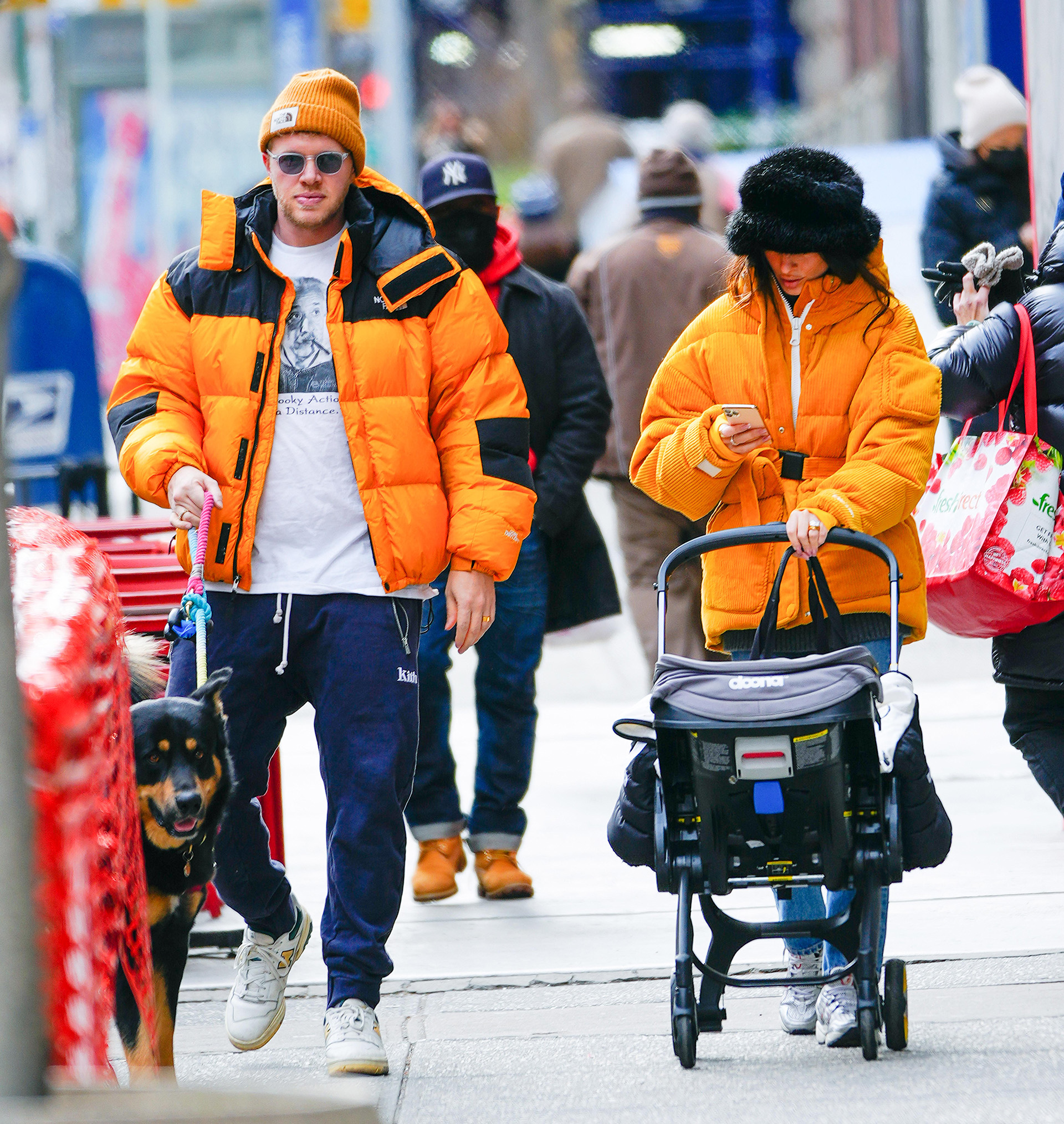 Listos para combatir el frío, con camperas infladas amarillas y jeans, Emily Ratajkowski y Sebastian Bear-McClard pasearon por Nueva York con su perro y con su bebito