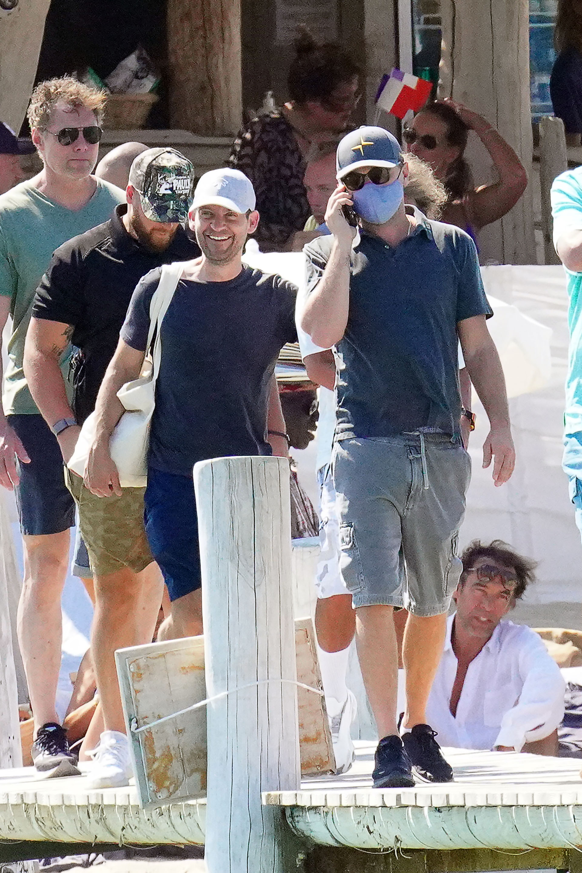 Leonardo DiCaprio intentó pasar inadvertido mientras caminaba por el muelle de Saint Tropez, a donde viajó de vacaciones con un grupo de amigos. Luego de haber paseado en un yate, fueron a almorzar a un exclusivo restaurante: el actor usó lentes de sol, tapabocas y gorra