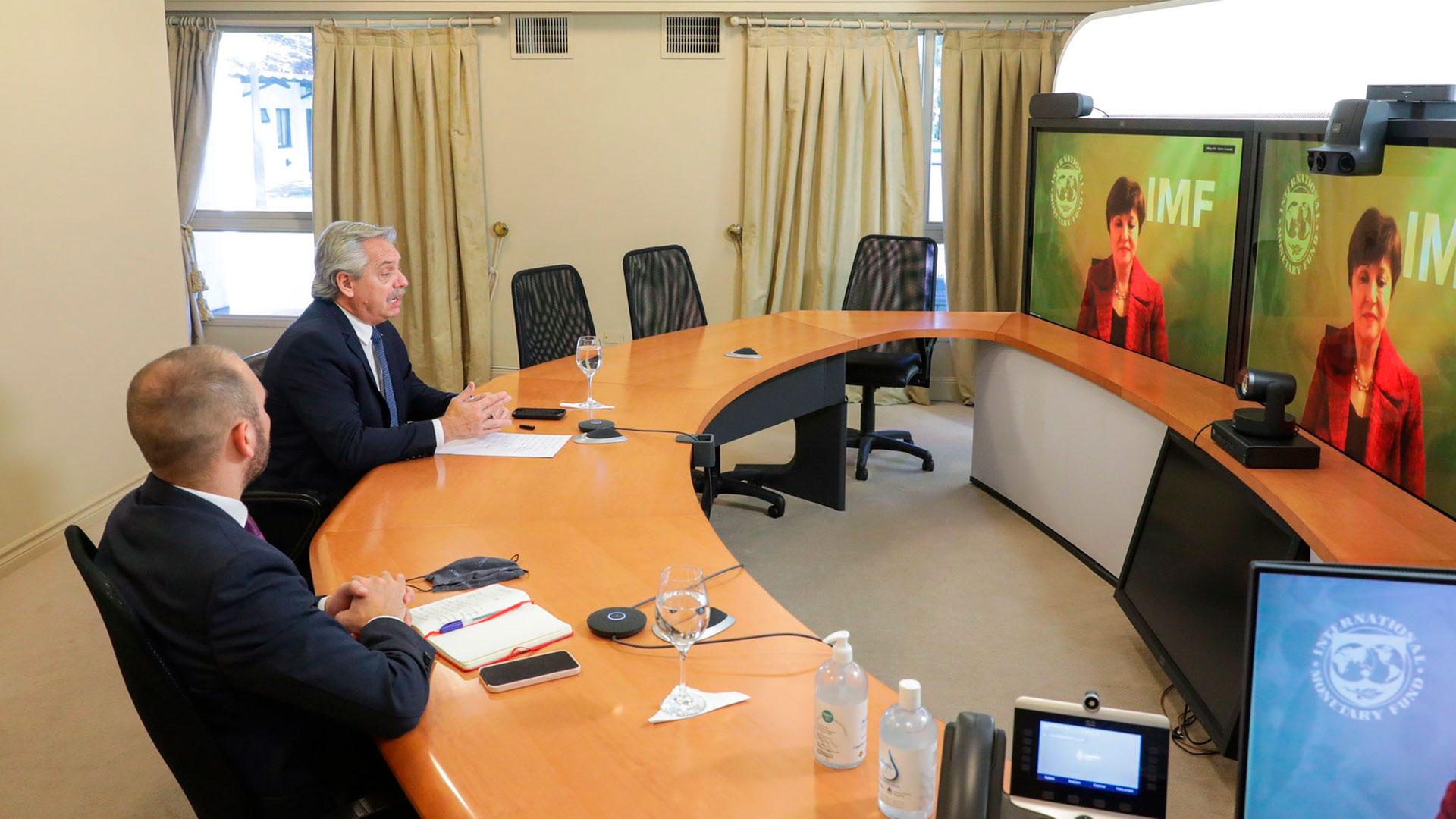 El presidente Alberto Fernández y el ministro de Economía, Martín Guzmán, dialogan a través de una videoconferencia con la titular del FMI, Kristalina Georgieva