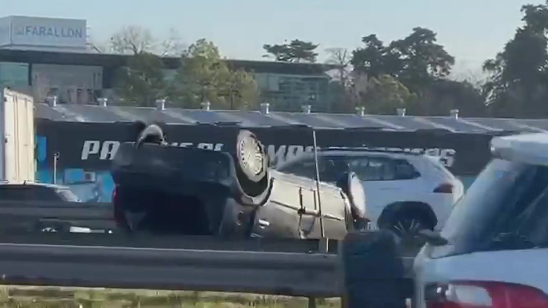 Pilar: chocó a un camión de atrás en la Panamericana, volcó y su auto quedó atravesado en la autopista