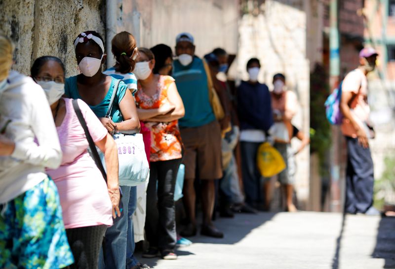 Una cola para recibir comida en Caracas. Estragada por la inflación, el desempleo y la contracción de la economía, Venezuela encabezó otra vez el ranking elaborado en base al "Índice de Miseria" (Reuters) 
