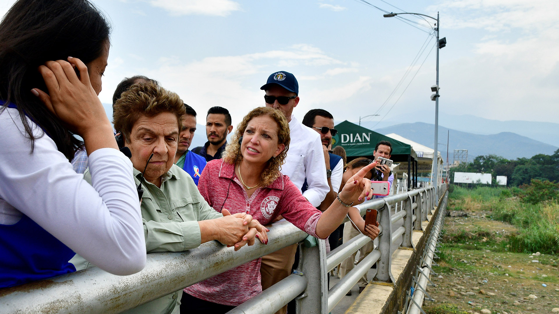 La congresista Debbie Wasserman Schultz viajó a la frontera entre Colombia y Venezuela (Juan Pablo BAYONA / AFP)