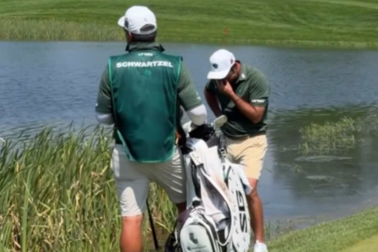 El momento en que un pez se comi&oacute; una pelota y oblig&oacute; a una ins&oacute;lita sanci&oacute;n en un torneo de golf: 