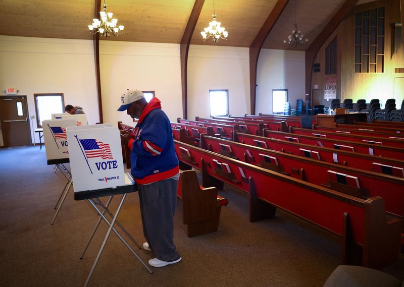 Alex Erby rellena su papeleta mientras vota en un colegio electoral dentro de la iglesia Grace Bible Fellowship durante las elecciones a mitad de mandato de 2022 en Harrisburg, Pensilvania, Estados Unidos. 8 de noviembre de 2022. REUTERS/Mike Segar
