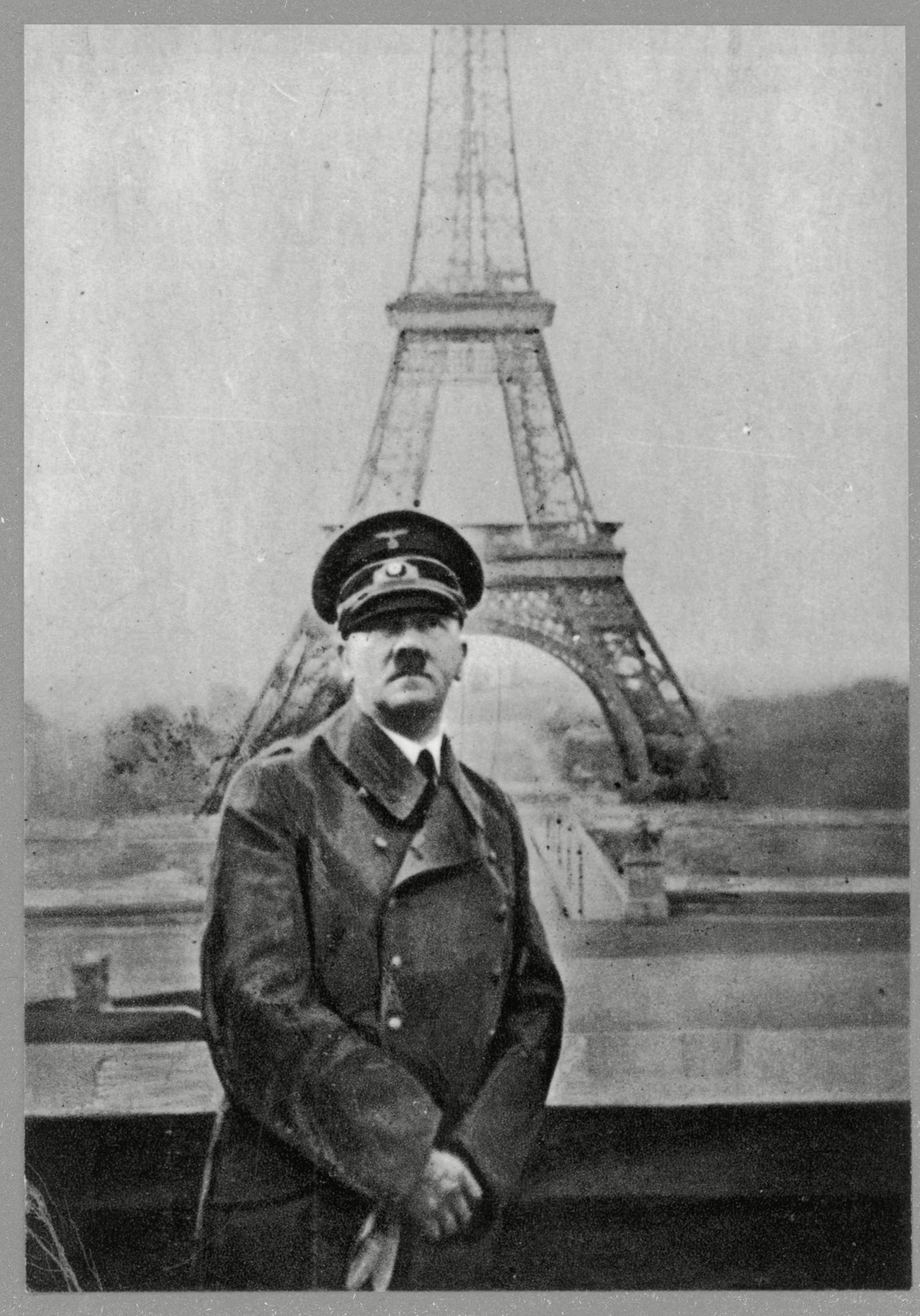 Hitler posa frente a la Torre Eiffel (Historia/Shutterstock)
