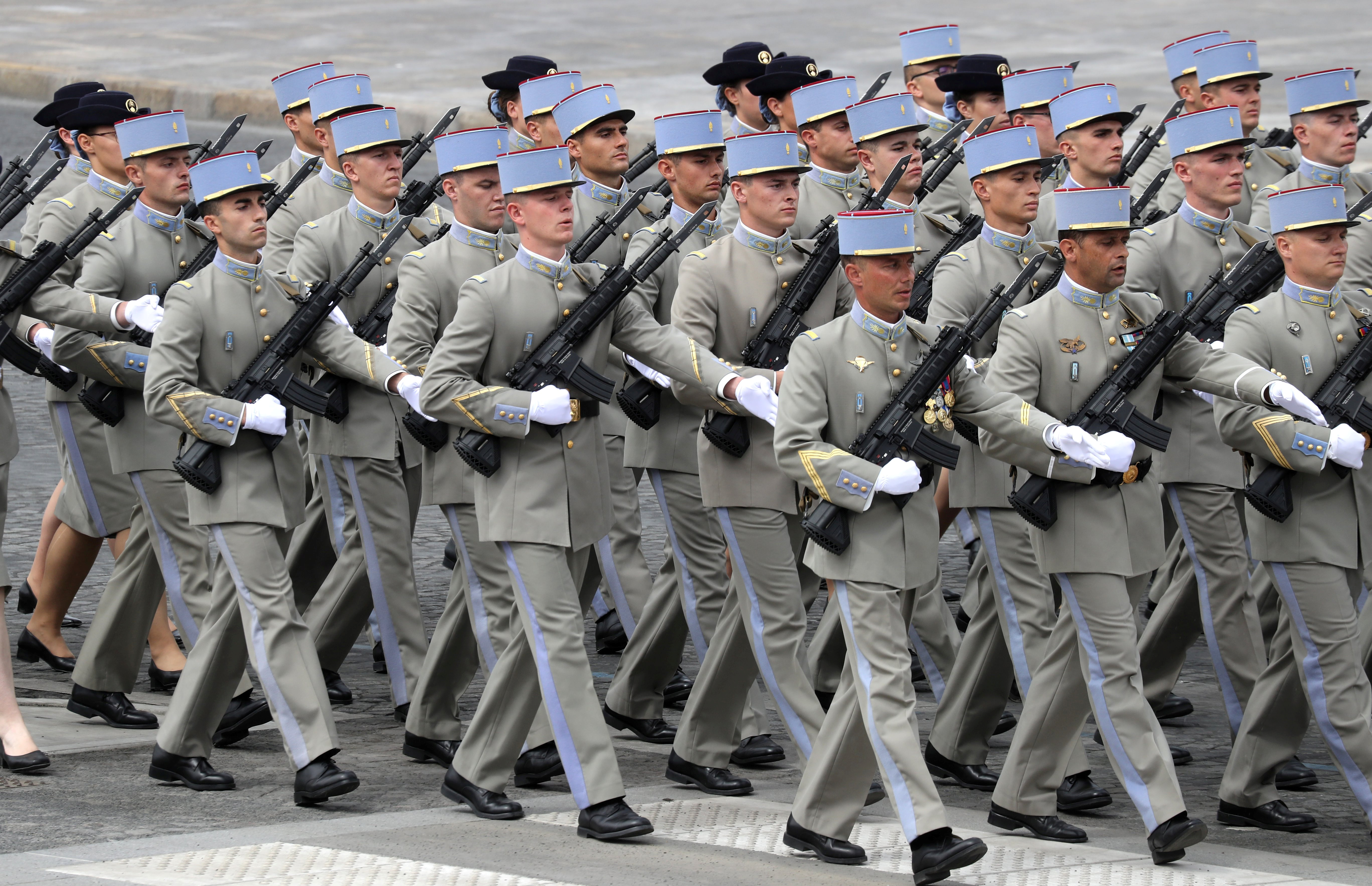 Oficiales participan en la ceremonia militar anual del Día de la Bastilla en la Plaza de la Concordia en París, 14 de julio de 2020 (Ludovic Marin/Pool vía REUTERS)