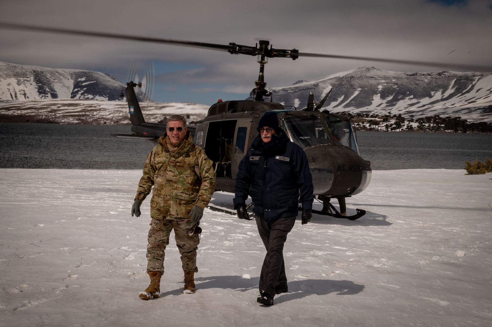 El ministro de Defensa y el jefe del Estado Mayor Conjunto supervisan el entrenamiento del personal destinado a la campaña Antártica en Neuquén