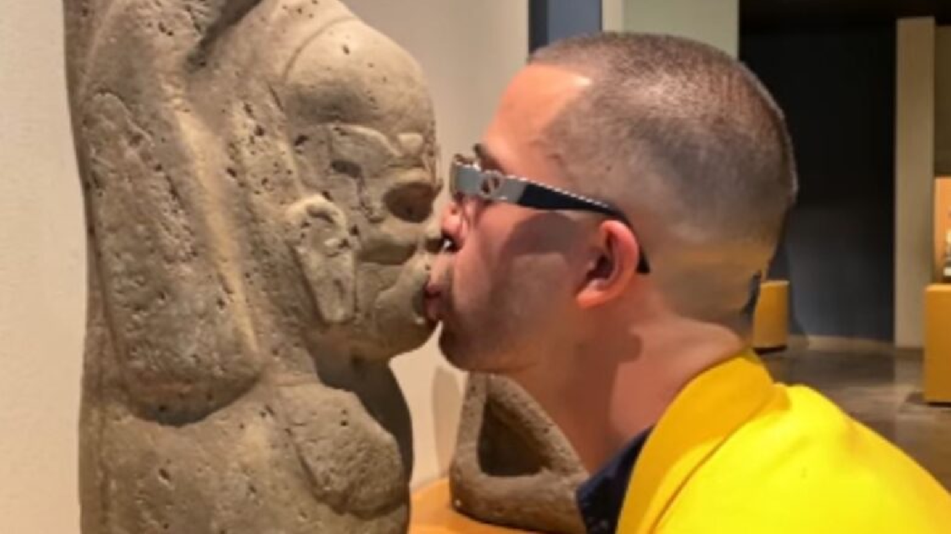 Un beso que no es solo un beso... Pepx Romero en su video viral filmado en el Museo de Antropología (Captura de pantalla)