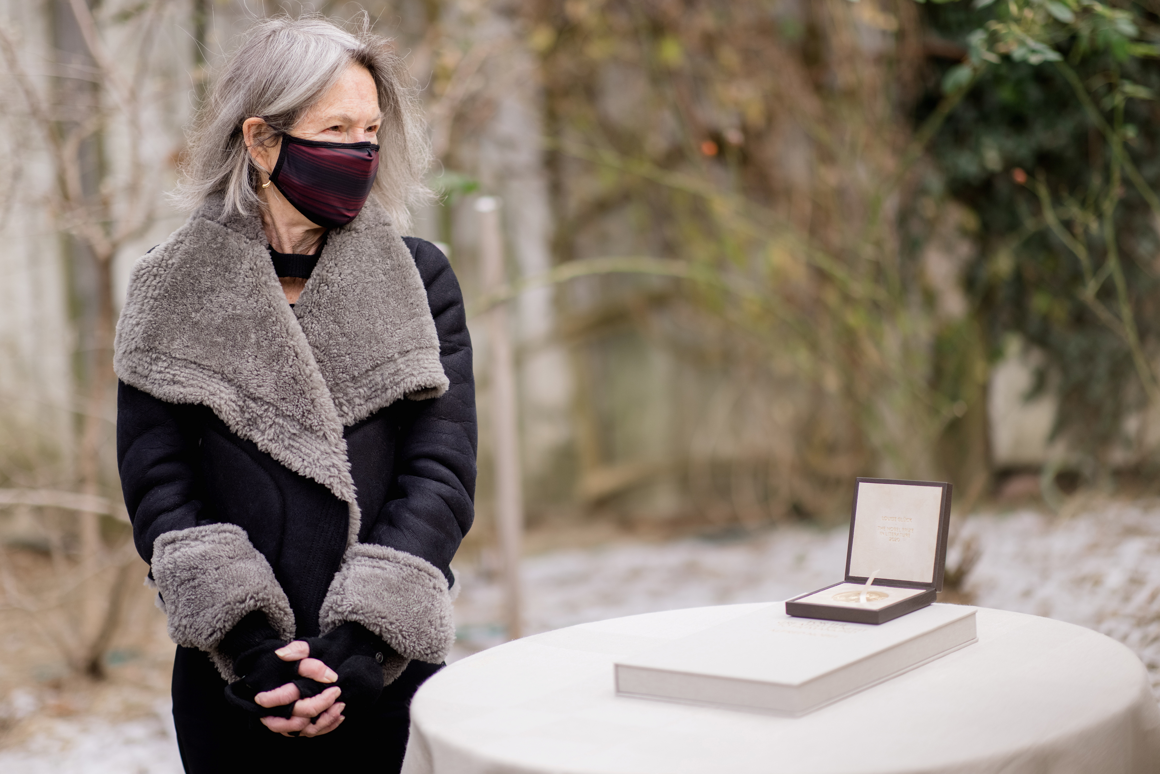 Louise Gluck, la poeta estadounidense ganadora del Nobel de Literatura el año pasado, recibió la condecoración en el jardín de su casa de Cambridge, Massachusetts (Daniel Ebersole/Reuters)
