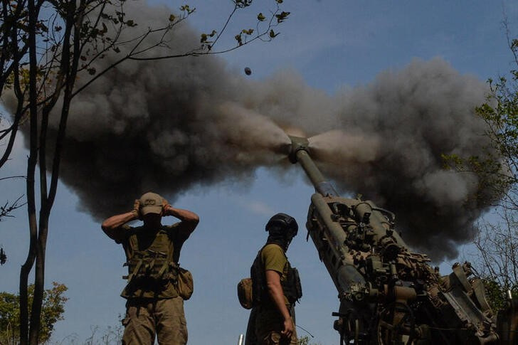 Militares ucranianos disparan una pieza de artillería M777 en una posición del frente de batalla contra Rusia en la región de Kharkiv, Ucrania. (REUTERS/Sofiia Gatilova)