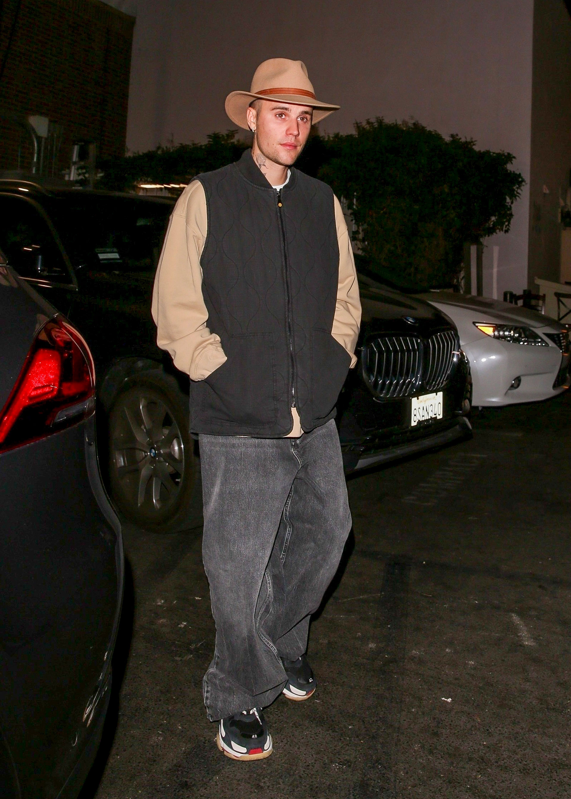 Justin Bieber fue a comer al exclusivo restaurante ill Pastaio, en Beverly Hills. El cantante fue fotografiado cuando salía del local: lució un jean, un buzo marrón y un chaleco azul. Completó con un sombrero estilo cowboy
