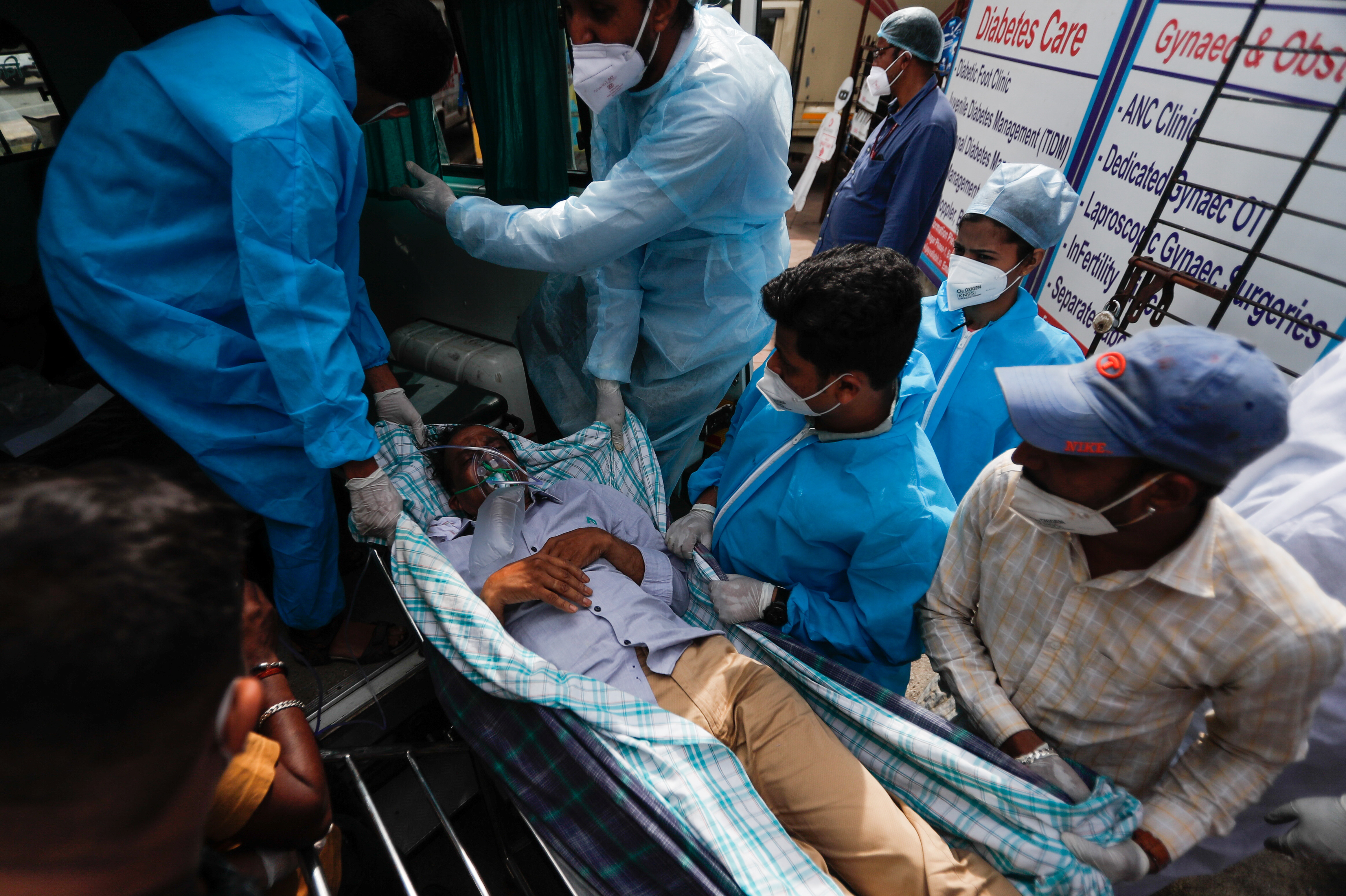 Un paciente con COVID-19 es evacuado de un hospital después de que se incendiara en Virar, en las afueras de Mumbai (Reuters)