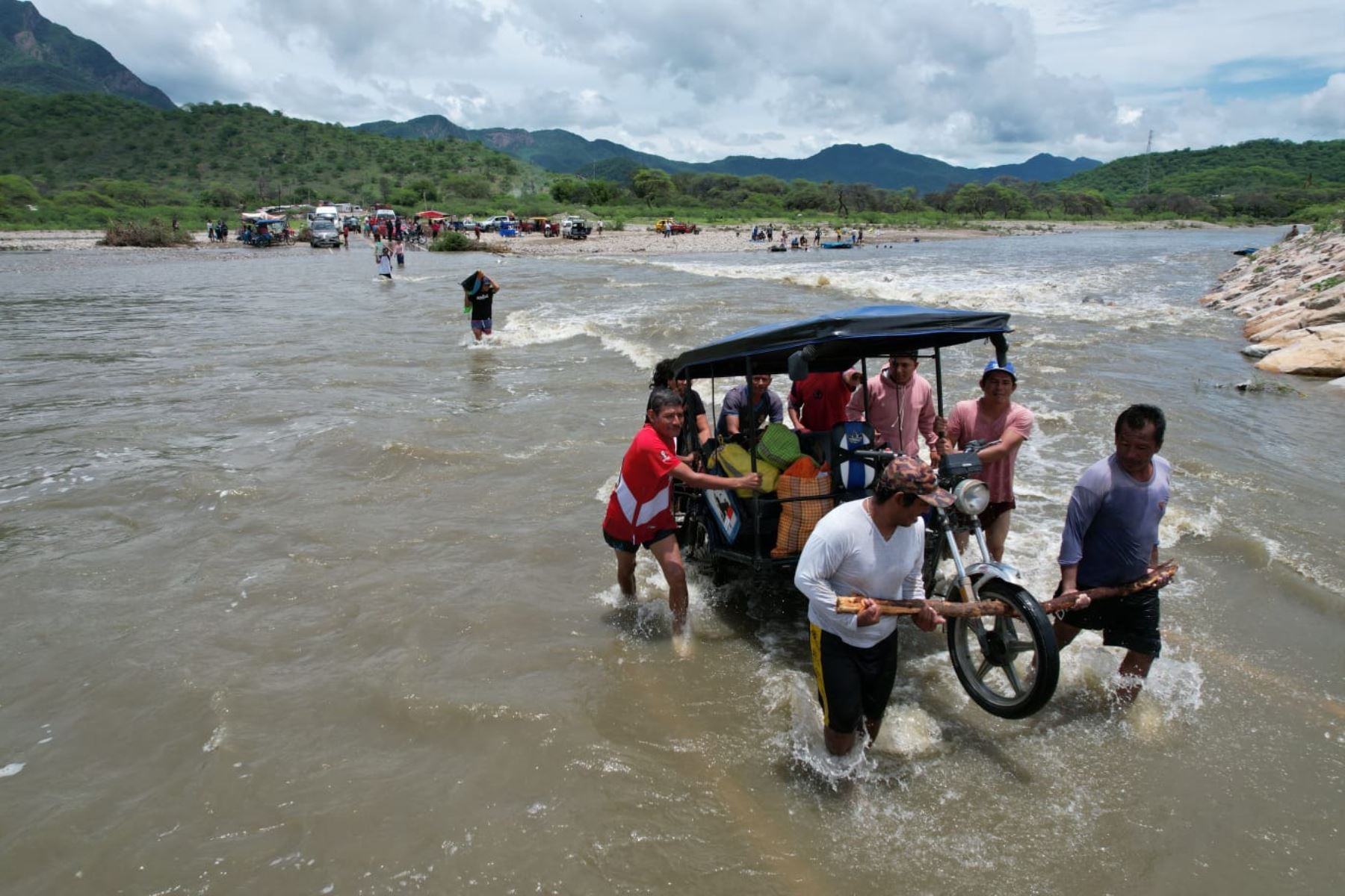 Miles buscaron la forma de pasar los ríos que inundaron las carreteras. 