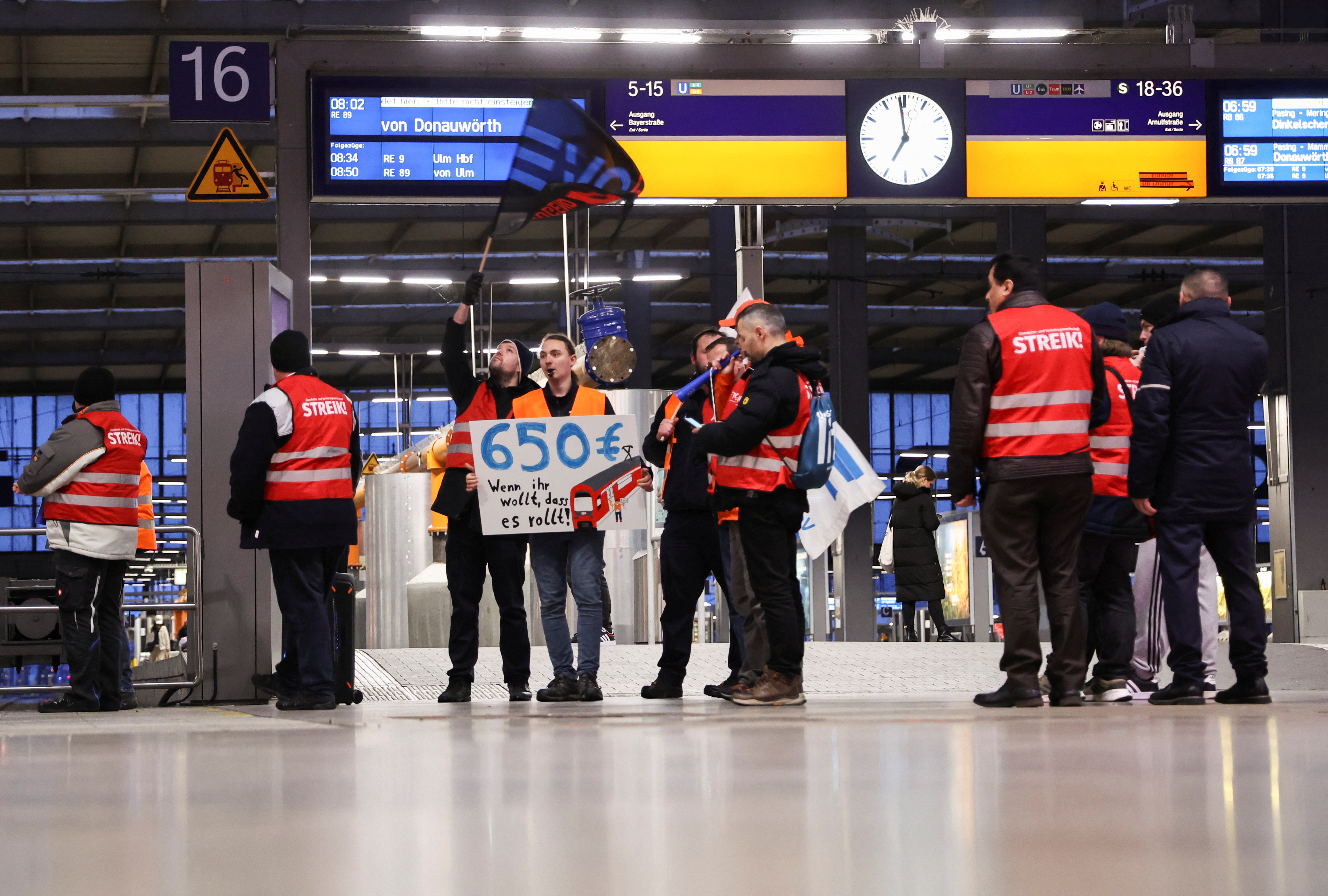 Los trabajadores protestan en la estación principal de trenes de Munich durante una huelga nacional convocada por el sindicato alemán Verdi por una disputa salarial en Munich, Alemania, el 27 de marzo de 2023. REUTERS/Lukas Barth
