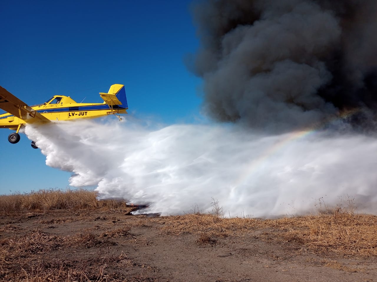 Los pilotos de los aviones hidrantes están acostumbrados a volar al ras del suelo: un trabajo clave para asistir a los brigadistas que luchan cuerpo a cuerpo con el fuego
