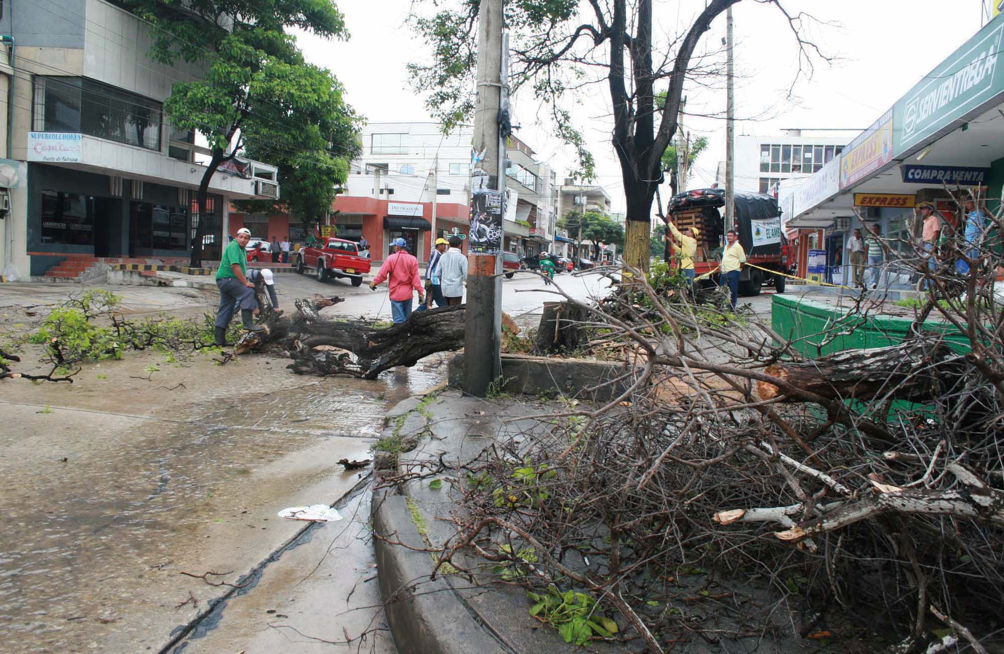 En Barranquilla se reportaron fuertes vientos y lluvia que afectaron a la comunidad
