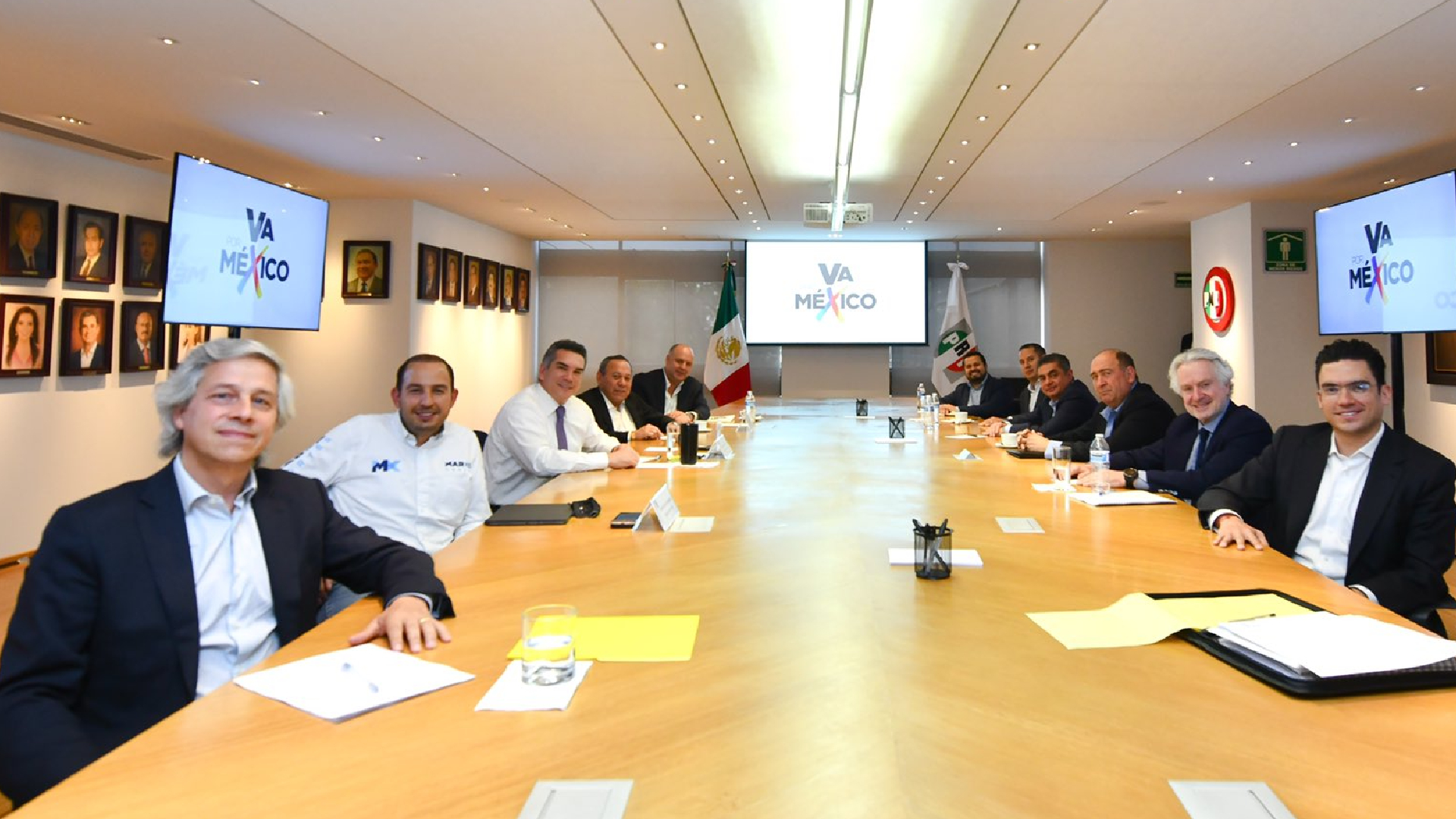 Los líderes del PRI, PAN y PRD se reunieron con Claudio X. González y Gustavo de Hoyos (Foto: Twitter/@alitomorenoc)