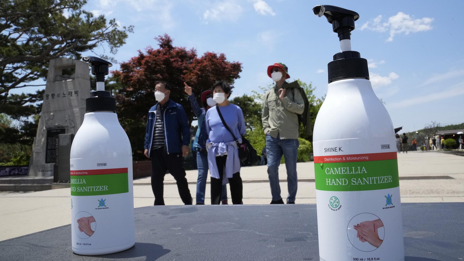 Botellas de desinfectante para manos colocadas en el Pabellón Imjingak en Paju, Corea del Sur, cerca de la frontera con Corea del Norte, el domingo 15 de mayo de 2022. (Foto AP/Ahn Young-joon)