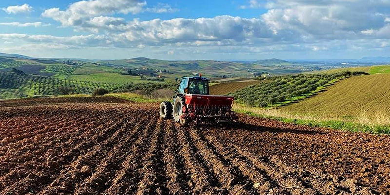 In Italia, più di 20.000 beni sequestrati alla mafia, tra cui campi e macchine agricole, sono stati gestiti da organizzazioni della società civile (Libera Terra).