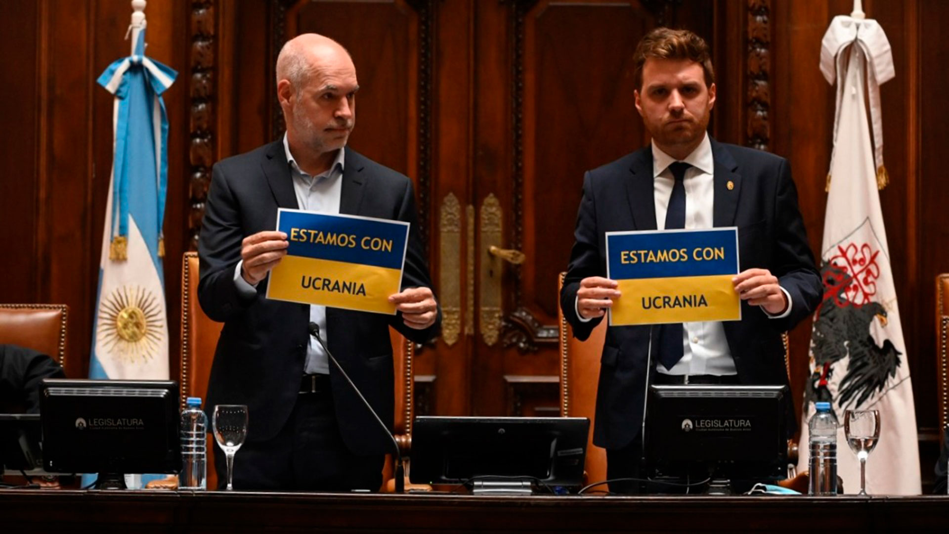 Horacio Rodríguez Larreta y Emmanuel Ferrario, este martes en la Legislatura porteña. Ambos mostraron carteles azules y amarillos con la frase "Estamos con Ucrania" 