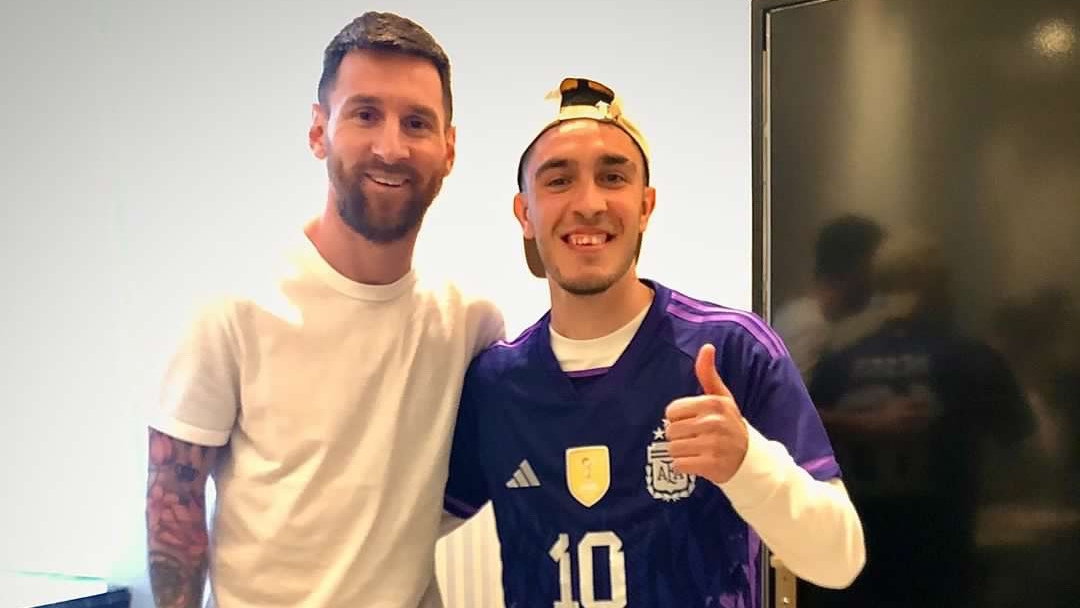 Viajó a París para conocer a Messi, acampó diez horas en la puerta de la casa y su ídolo lo invitó a entrar: “Quiero que la gente se entere cómo es”