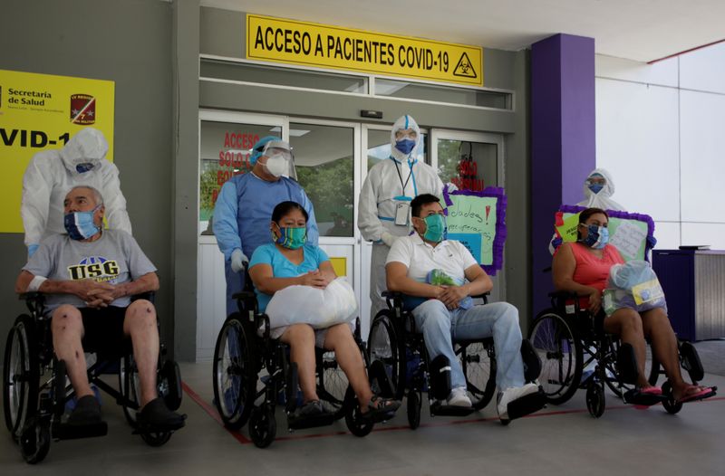Pacientes que se recuperaron de COVID-19 en un hospital de Monterrey, sentados en sillas de ruedas (Foto: Reuters)