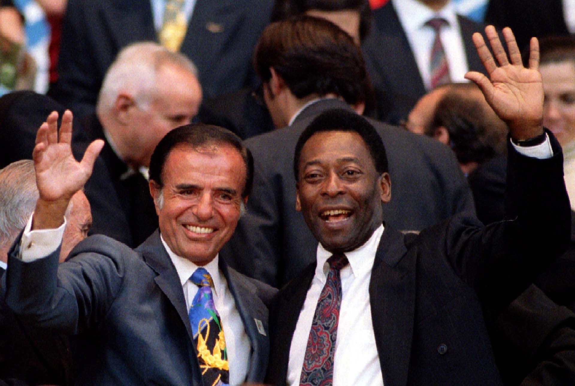El riojano saluda con Pelé durante la ceremonis inaugural de los Juegos Panamericanos, que se llevaron a cabo en Mar del Plata en 1995. En ese entonces, el astro brasileño era el Ministro de Deportes de su país