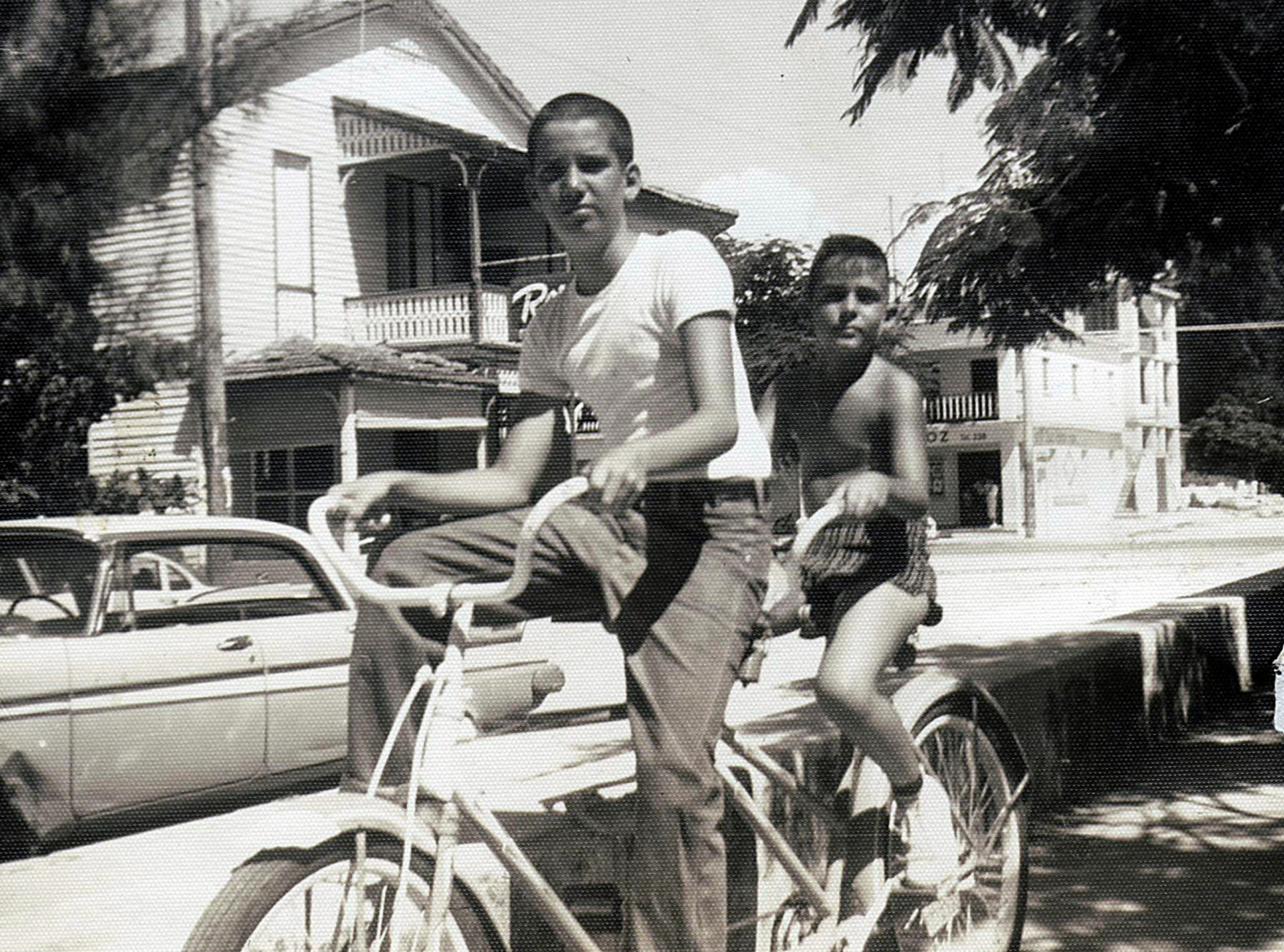 Willy Chirino en bicicleta en Consolación del Sur, Cuba, en 1959 (Foto: Zarabanda Productions)