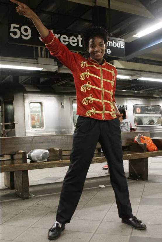 Algunos neoyorquinos reconocen a Neely como imitador de Michael Jackson que bailaba habitualmente en el centro de Times Square. (TWITTER)