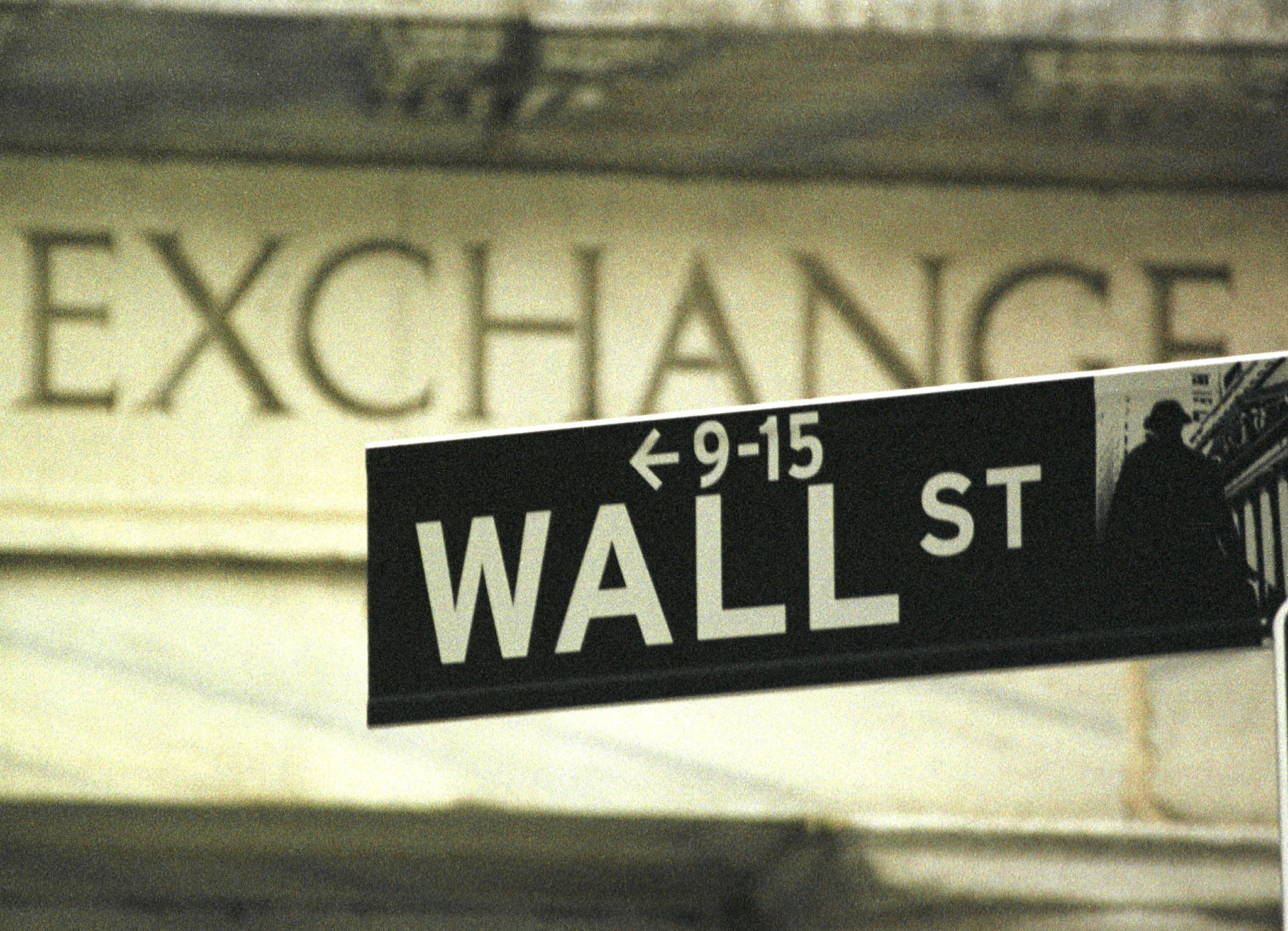 Un cartel de la calle Wall Street frente a la Bolsa de Nueva York (Reuters)