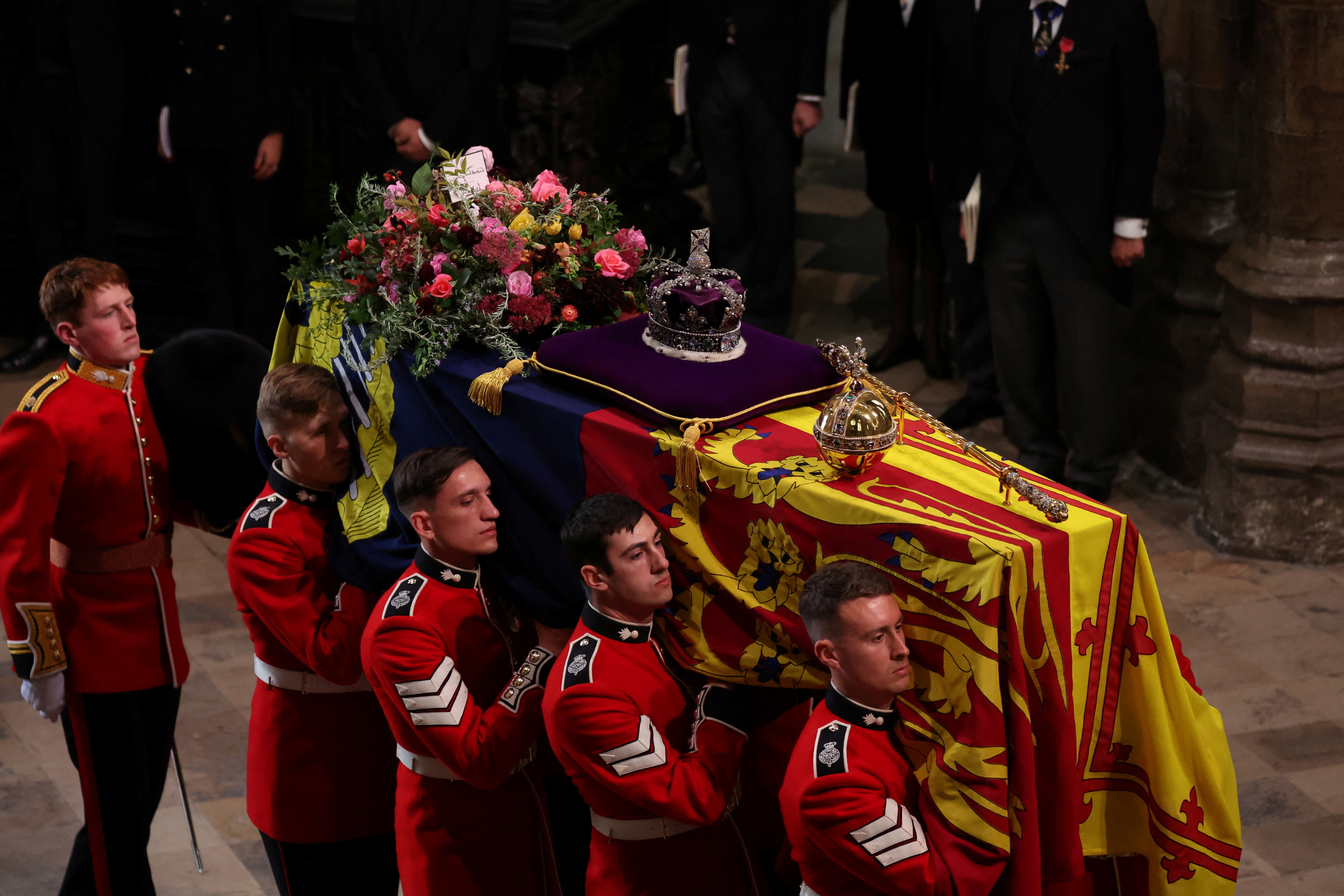 El cuerpo de la reina llega una última vez a Westminster Abbey dónde se casó y fue coronada