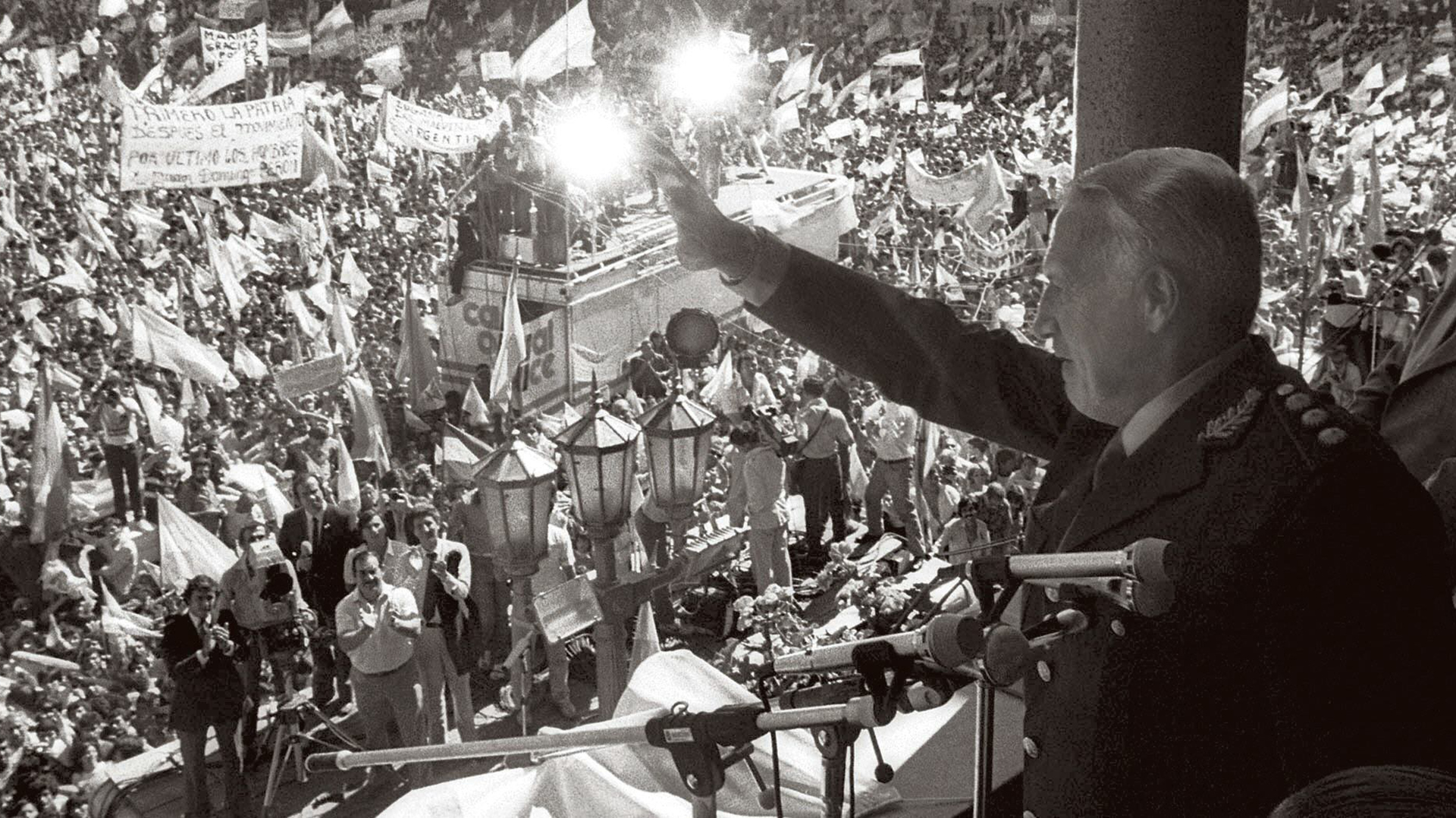 El presidente de facto argentino, Leopoldo Fortunato Galtieri, saluda desde la Casa Rosada a los ciudadanos que se congregaron en la Plaza de Mayo para apoyar la recuperación de las islas Malvinas, el 2 de abril de 1982 (EFE)