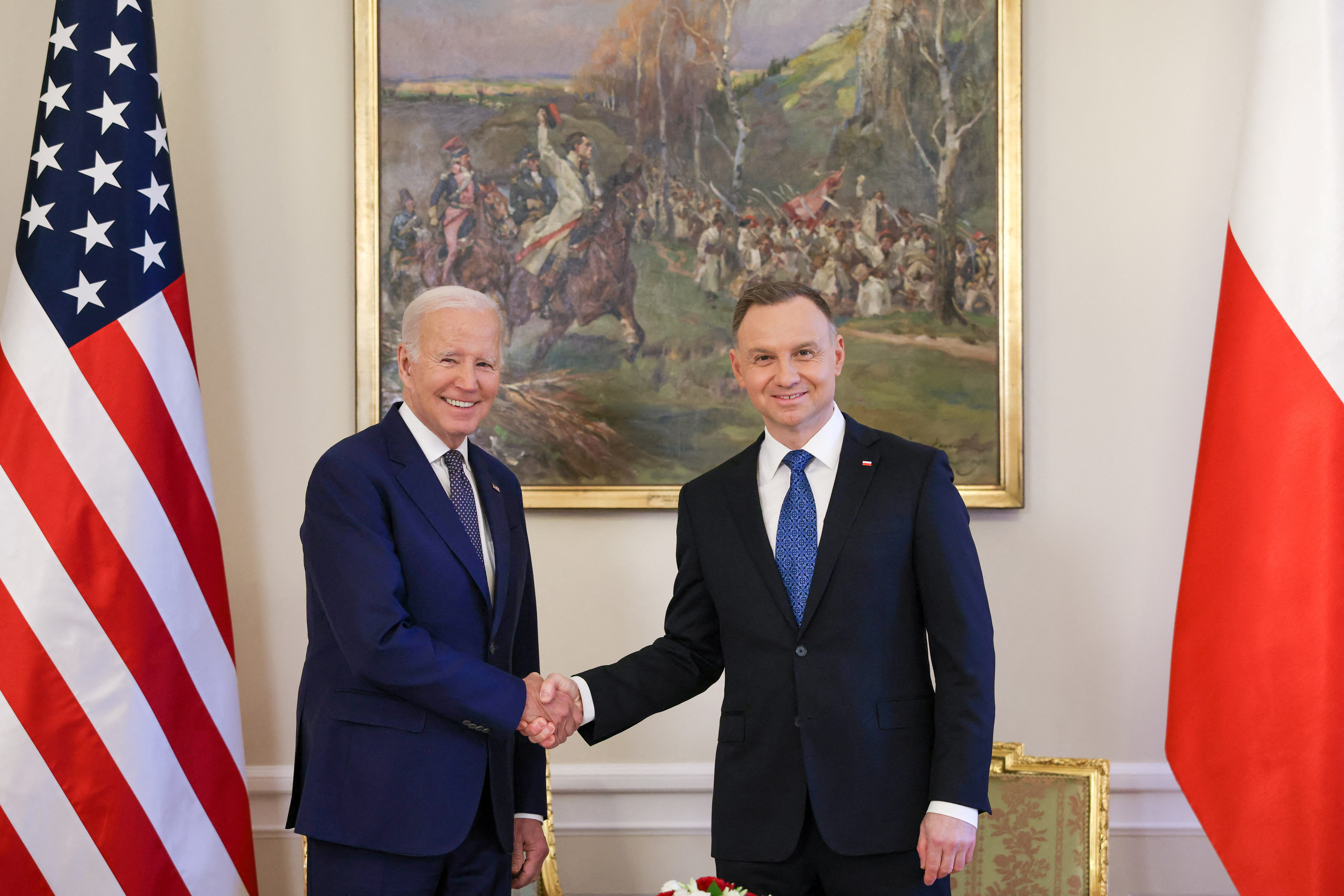 Joe Biden es recibido por el presidente polaco Andrzej Duda (via Reuters)